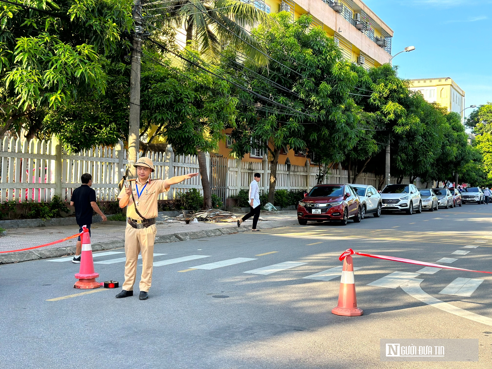 Một thí sinh ngất xỉu sau giờ thi Ngữ Văn- Ảnh 4. Một thí sinh ngất xỉu sau giờ thi Ngữ Văn- Ảnh 4.