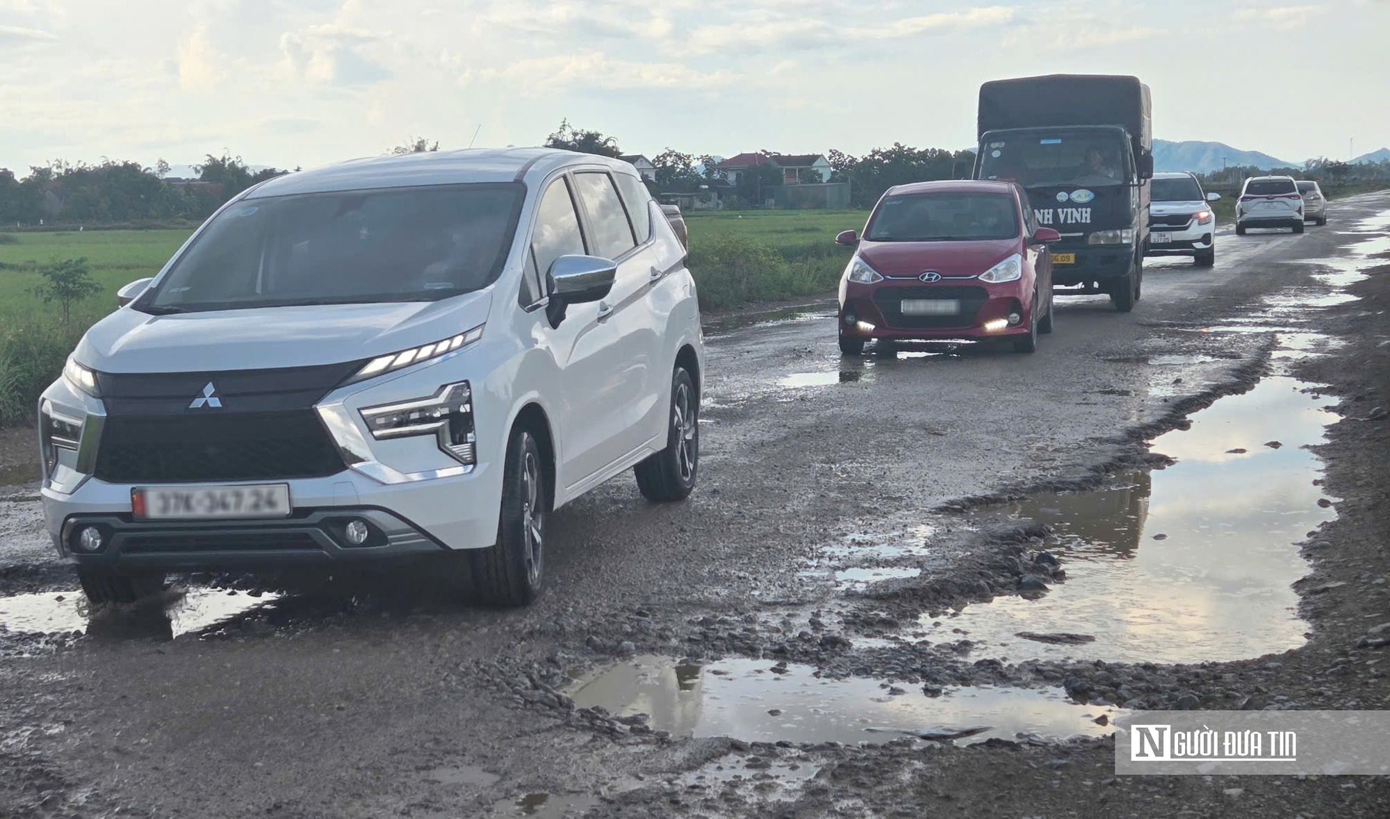 Cận cảnh tuyến đường trọng điểm xuống cấp trầm trọng, người dân khốn khổ nhiều năm- Ảnh 1. Cận cảnh tuyến đường trọng điểm xuống cấp trầm trọng, người dân khốn khổ nhiều năm- Ảnh 1.