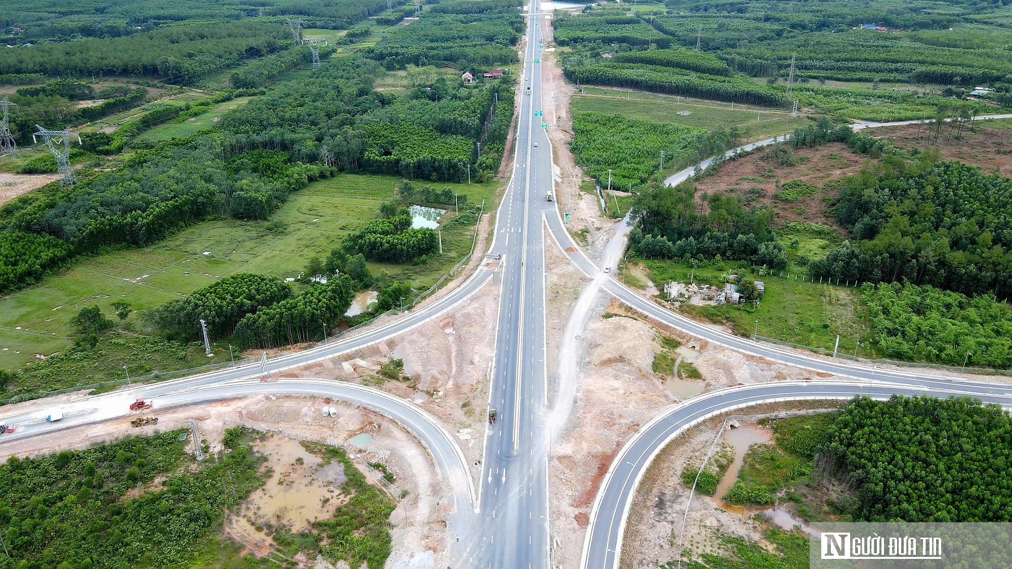 Hình hài cao tốc Vạn Ninh - Cam Lộ trước ngày thông xe kỹ thuật- Ảnh 2. Hình hài cao tốc Vạn Ninh - Cam Lộ trước ngày thông xe kỹ thuật- Ảnh 2.
