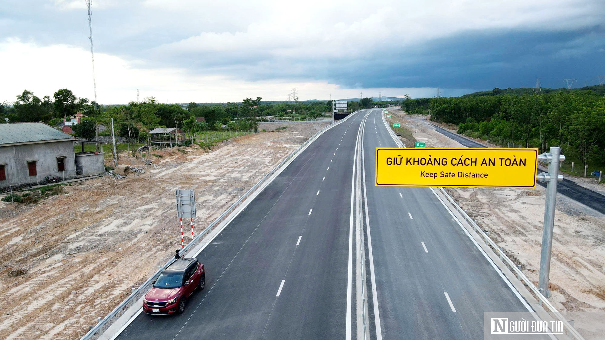Hình hài cao tốc Vạn Ninh - Cam Lộ trước ngày thông xe kỹ thuật- Ảnh 3. Hình hài cao tốc Vạn Ninh - Cam Lộ trước ngày thông xe kỹ thuật- Ảnh 3.
