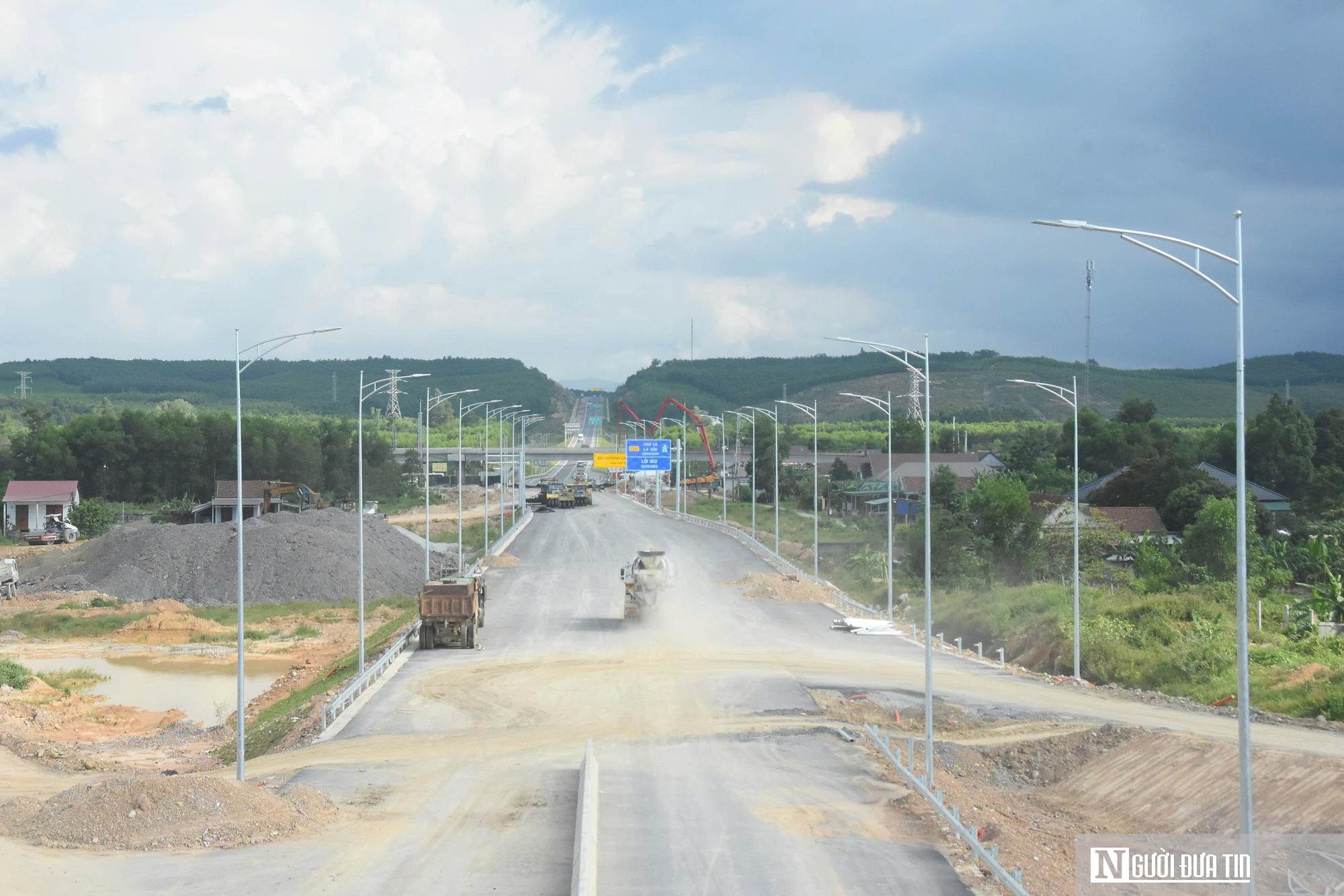 Hình hài cao tốc Vạn Ninh - Cam Lộ trước ngày thông xe kỹ thuật- Ảnh 4. Hình hài cao tốc Vạn Ninh - Cam Lộ trước ngày thông xe kỹ thuật- Ảnh 4.