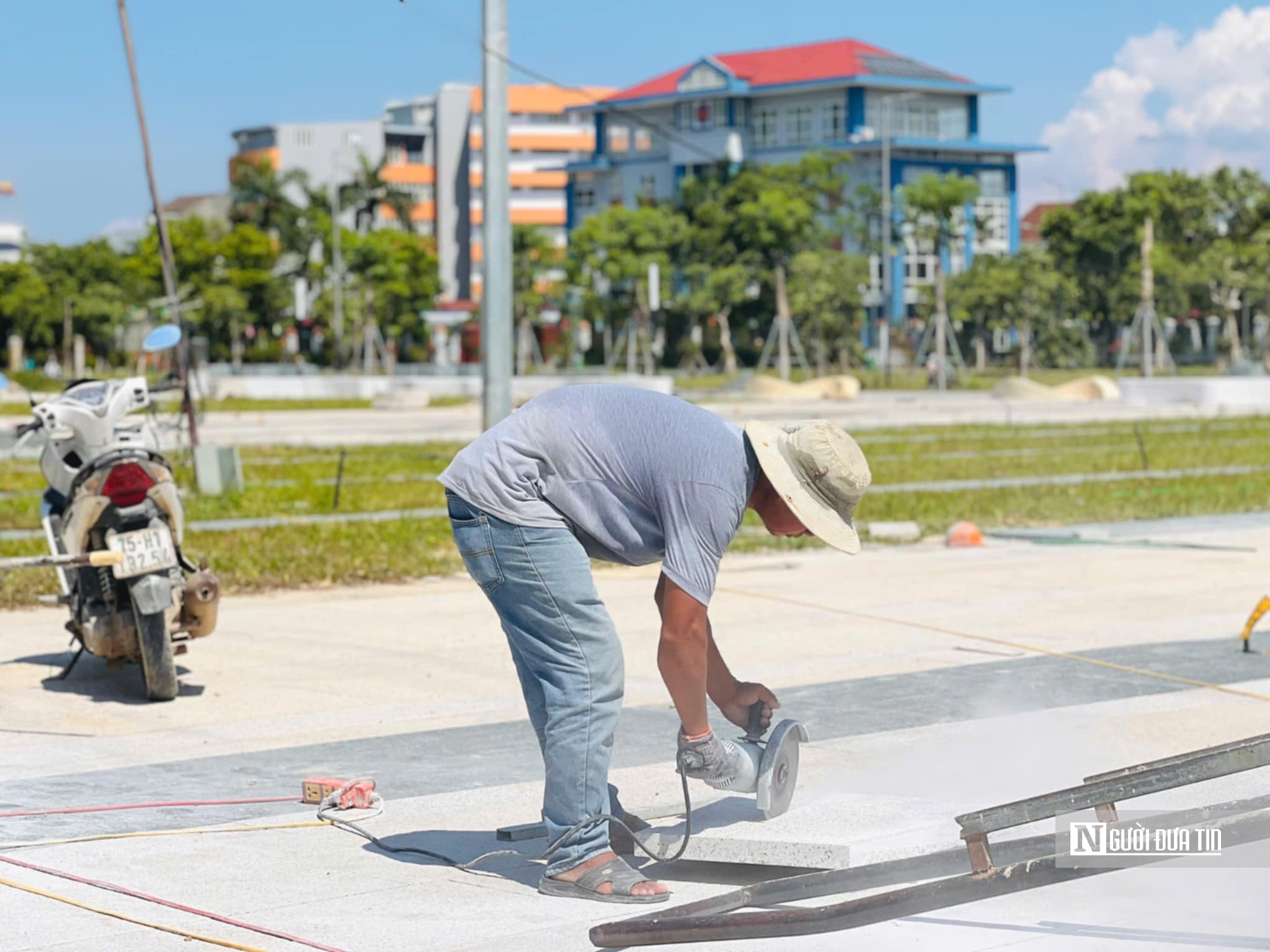 Công nhân mệt mài “chạy đua với mặt trời", để giữ bữa cơm gia đình- Ảnh 5. Công nhân mệt mài “chạy đua với mặt trời", để giữ bữa cơm gia đình- Ảnh 5.