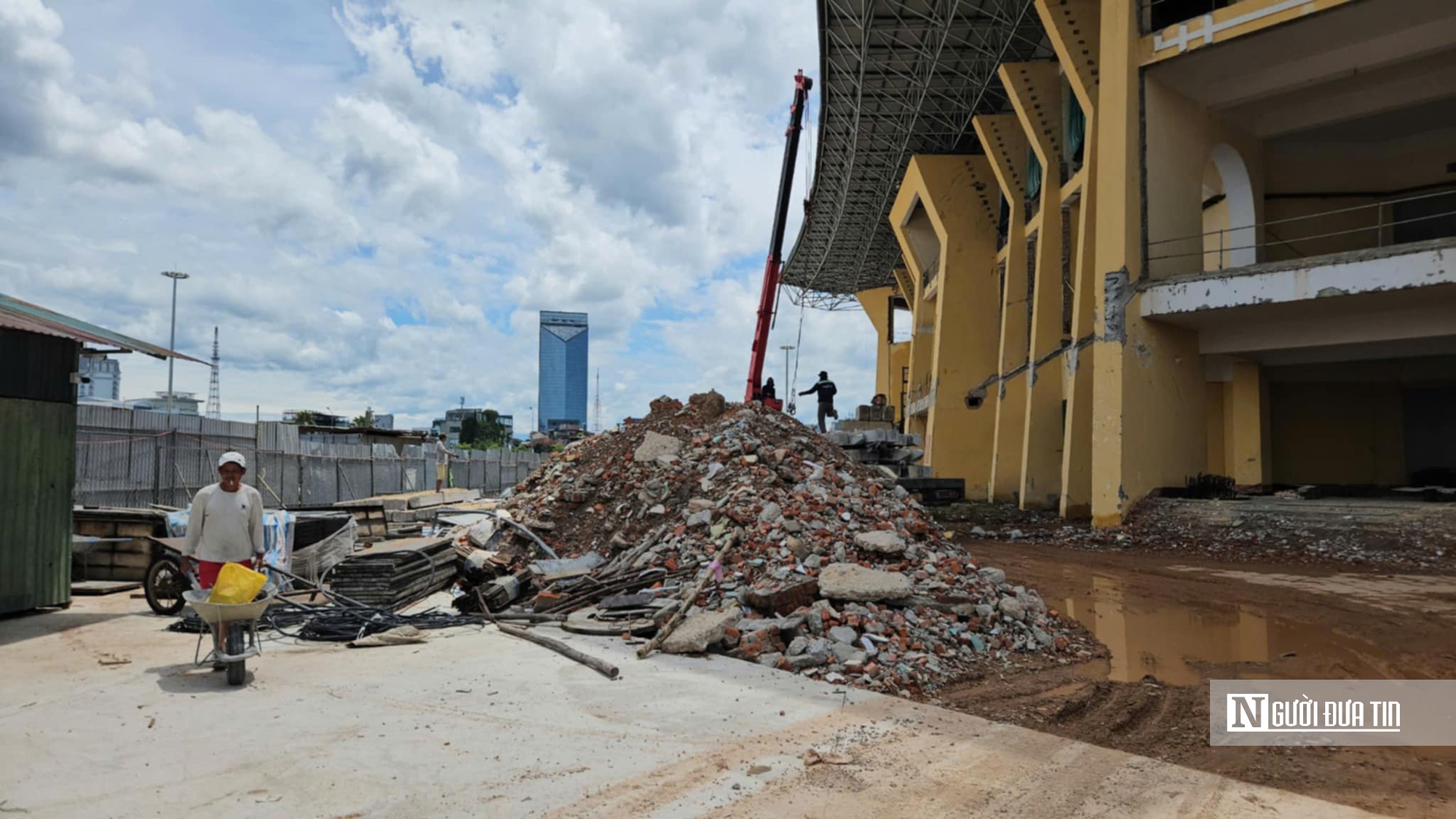 Công nhân mệt mài “chạy đua với mặt trời", để giữ bữa cơm gia đình- Ảnh 6. Công nhân mệt mài “chạy đua với mặt trời", để giữ bữa cơm gia đình- Ảnh 6.
