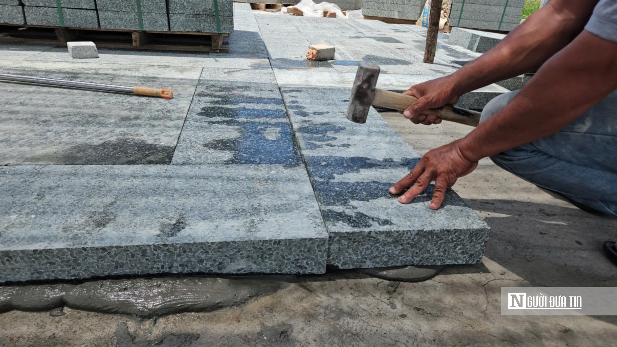 Công nhân mệt mài “chạy đua với mặt trời", để giữ bữa cơm gia đình- Ảnh 9. Công nhân mệt mài “chạy đua với mặt trời", để giữ bữa cơm gia đình- Ảnh 9.
