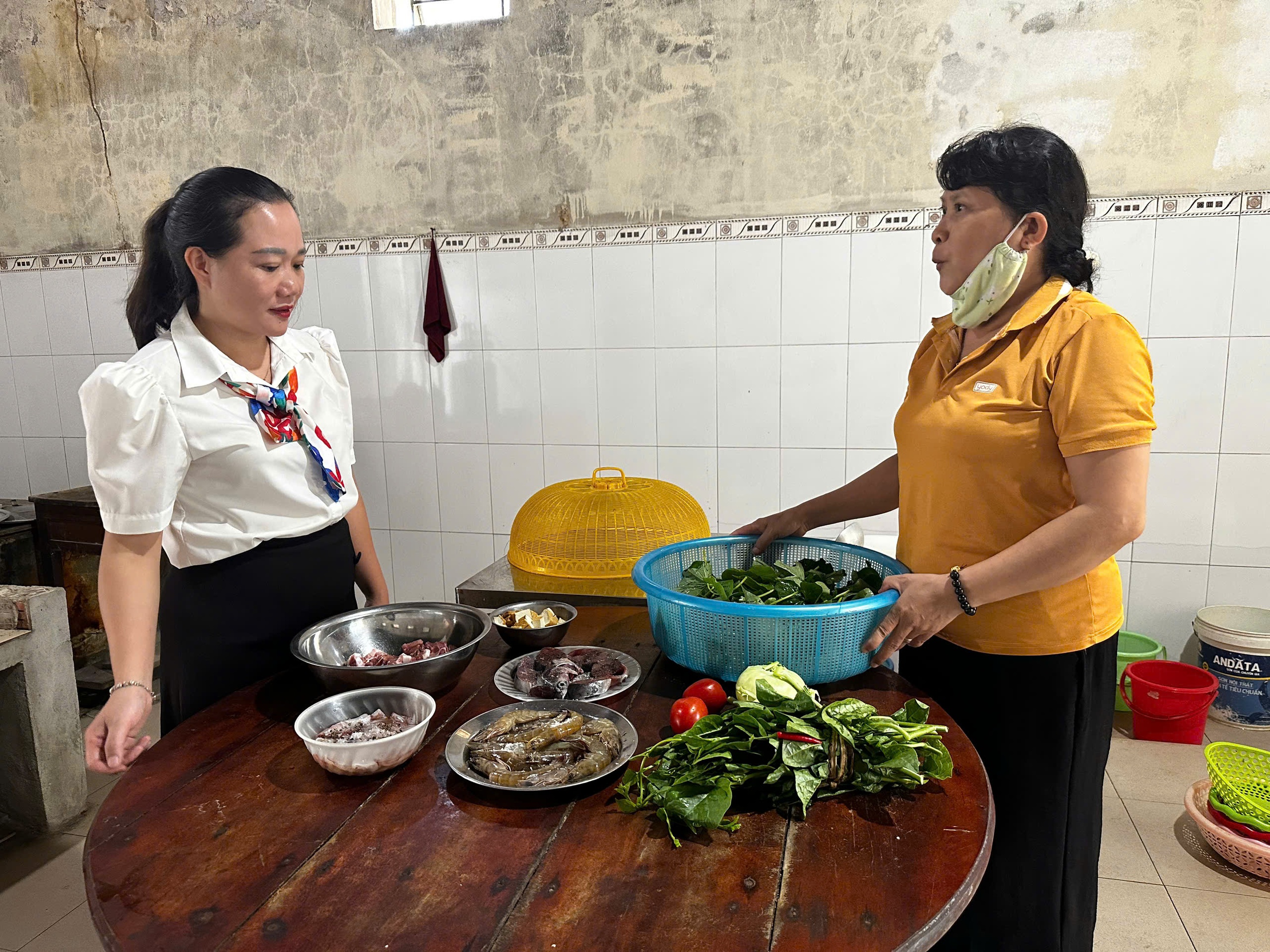 Mùa thi tốt nghiệp THPT 2025 dưới cái nắng như đổ lửa ở Đà Nẵng - Ảnh 6. Mùa thi tốt nghiệp THPT 2025 dưới cái nắng như đổ lửa ở Đà Nẵng - Ảnh 6.
