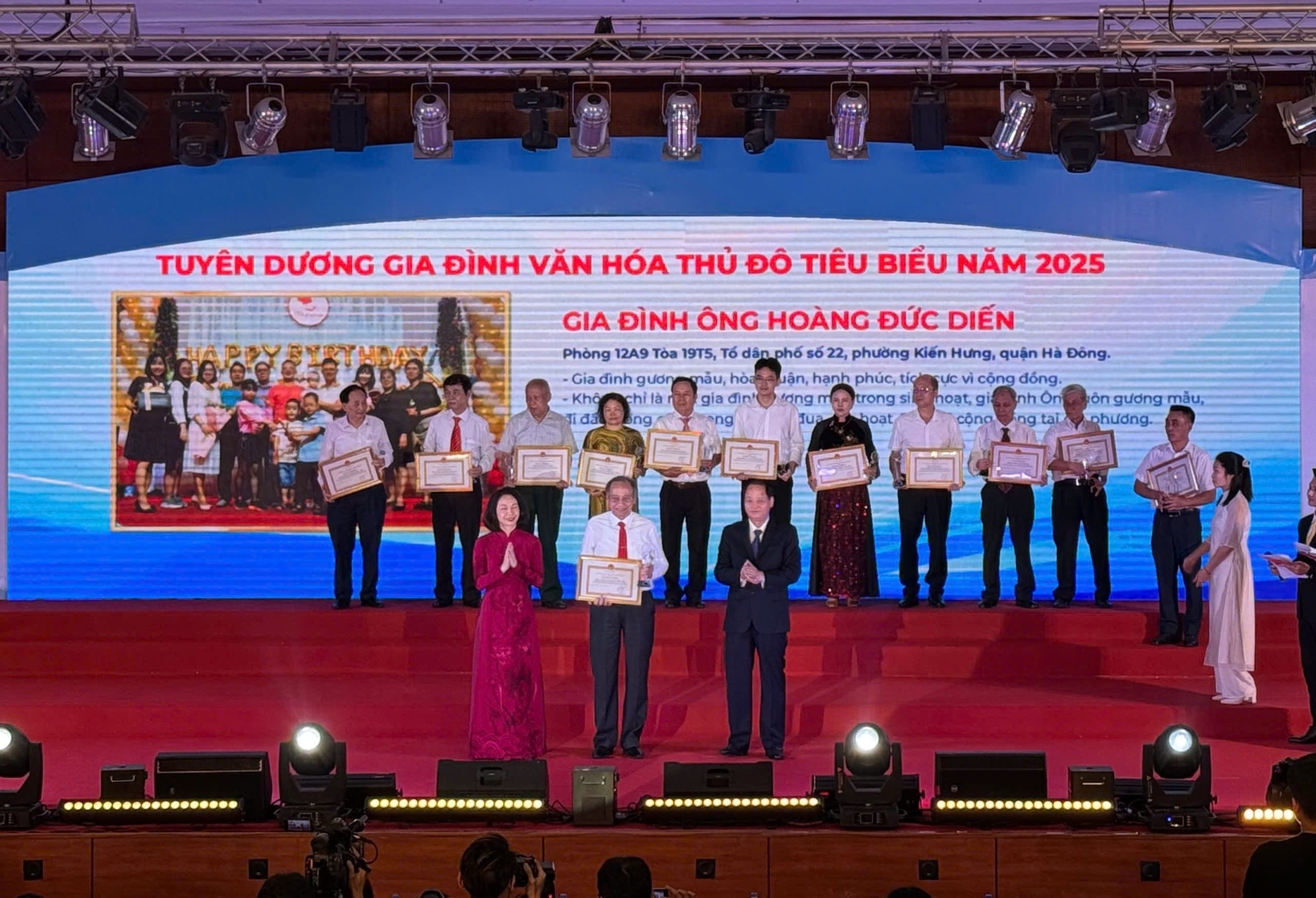 Phát huy vai trò gia đình văn hóa trong xây dựng nếp sống văn minh đô thị- Ảnh 1. Phát huy vai trò gia đình văn hóa trong xây dựng nếp sống văn minh đô thị- Ảnh 1.