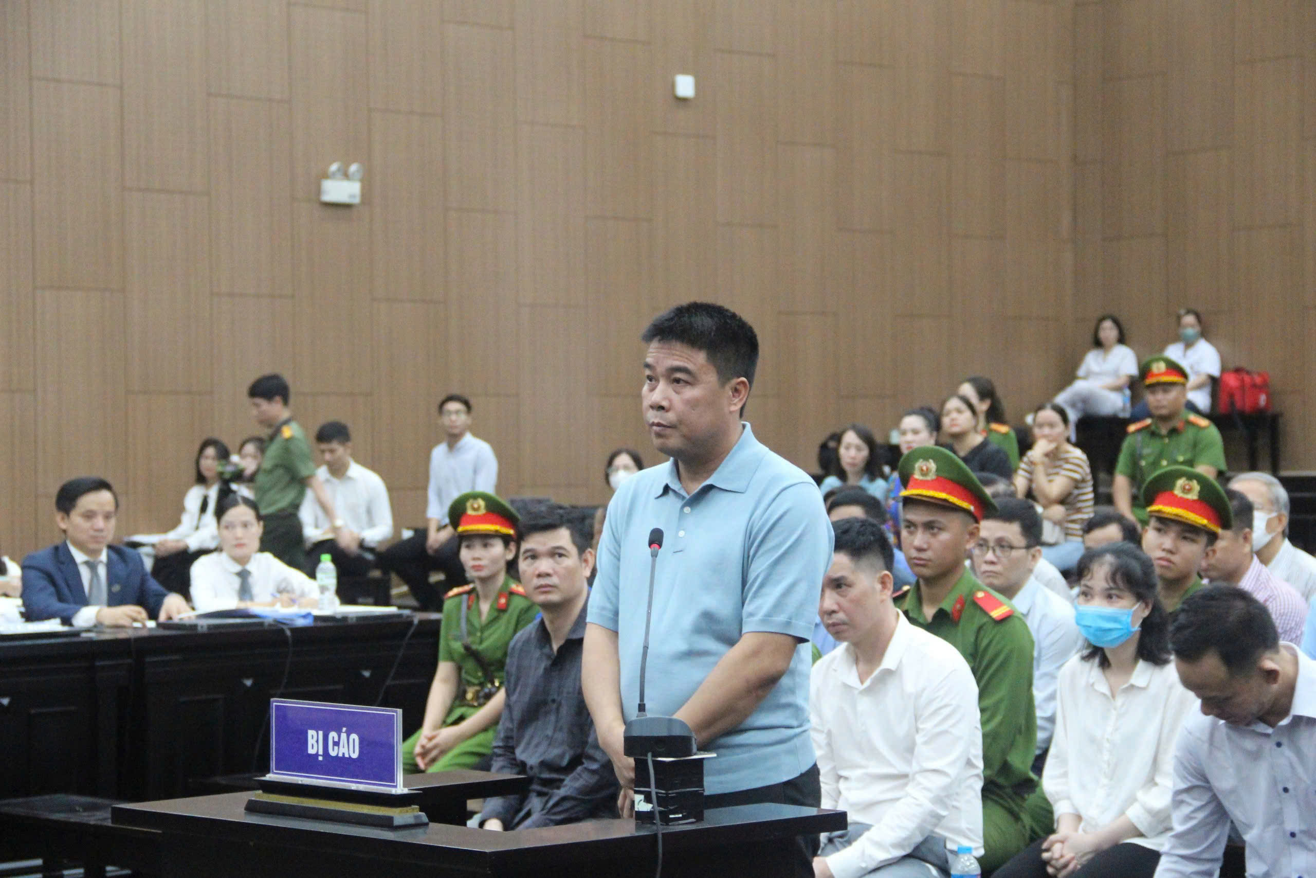 Chủ tịch Tập đoàn Phúc Sơn bật khóc trước toà: Ám ảnh với cái nghèo, có tiền là đem đi thiện nguyện- Ảnh 1. Chủ tịch Tập đoàn Phúc Sơn bật khóc trước toà: Ám ảnh với cái nghèo, có tiền là đem đi thiện nguyện- Ảnh 1.