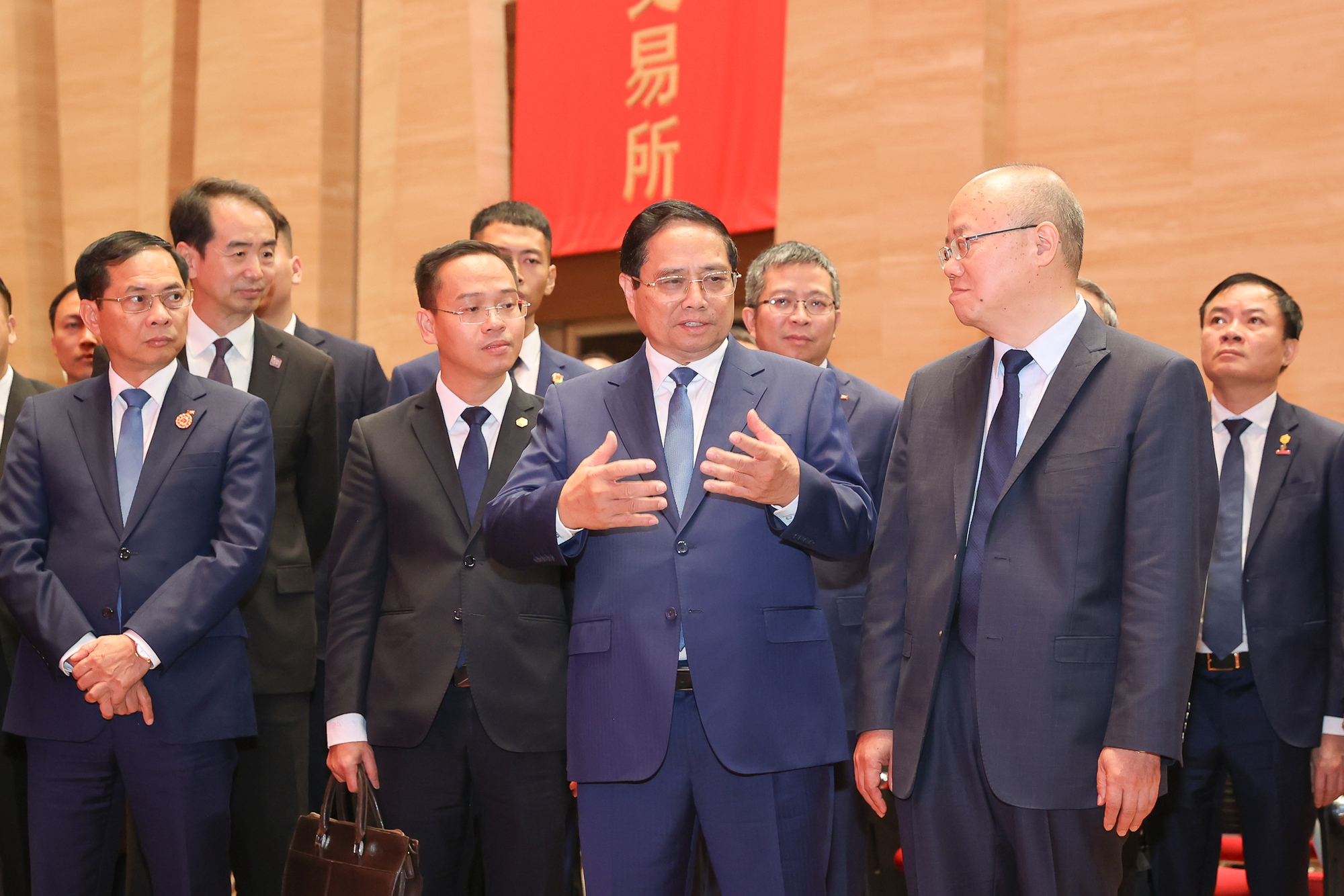 Thủ tướng Phạm Minh Chính thăm sàn chứng khoán lớn nhất châu Á- Ảnh 2. Thủ tướng Phạm Minh Chính thăm sàn chứng khoán lớn nhất châu Á- Ảnh 2.
