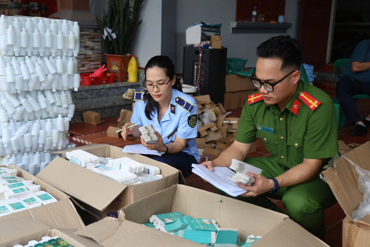 Lỗ hổng xử phạt khiến mỹ phẩm giả “sống khỏe”- Ảnh 1. Lỗ hổng xử phạt khiến mỹ phẩm giả “sống khỏe”- Ảnh 1.