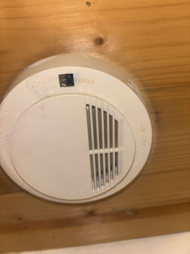 Dọn nhà vệ sinh, cô gái sốc nặng khi phát hiện camera quay lén- Ảnh 1. Dọn nhà vệ sinh, cô gái sốc nặng khi phát hiện camera quay lén- Ảnh 1.