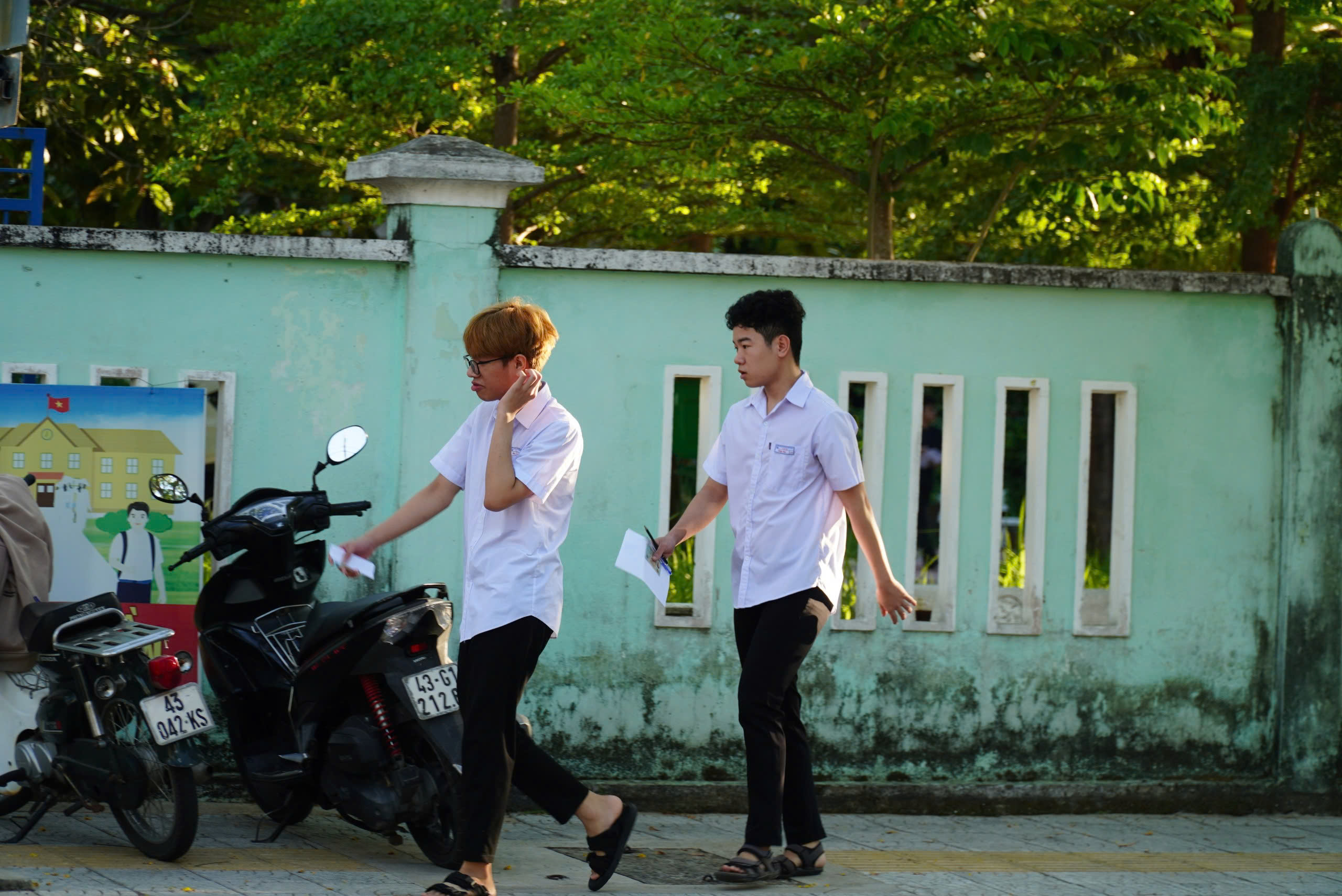 Mùa thi tốt nghiệp THPT 2025 dưới cái nắng như đổ lửa ở Đà Nẵng - Ảnh 3. Mùa thi tốt nghiệp THPT 2025 dưới cái nắng như đổ lửa ở Đà Nẵng - Ảnh 3.