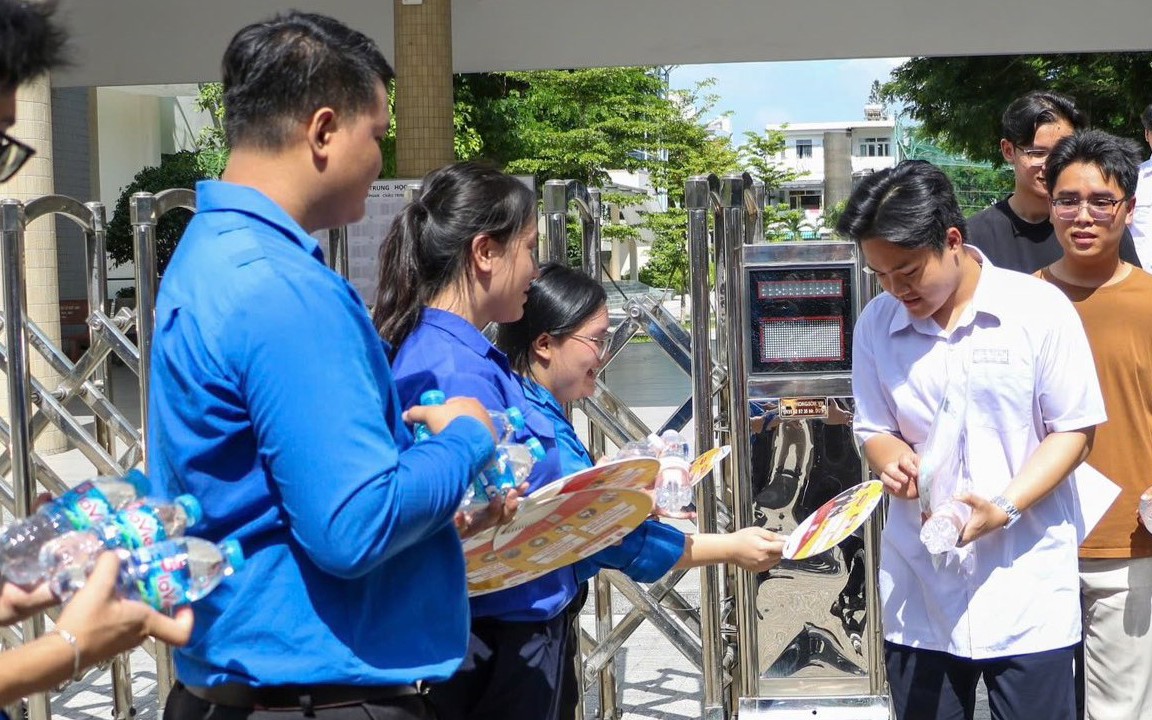 Hơn 700 đoàn viên, sinh viên Đà Nẵng đồng hành cùng sĩ tử 'vượt vũ môn' giữa trời nắng gắt