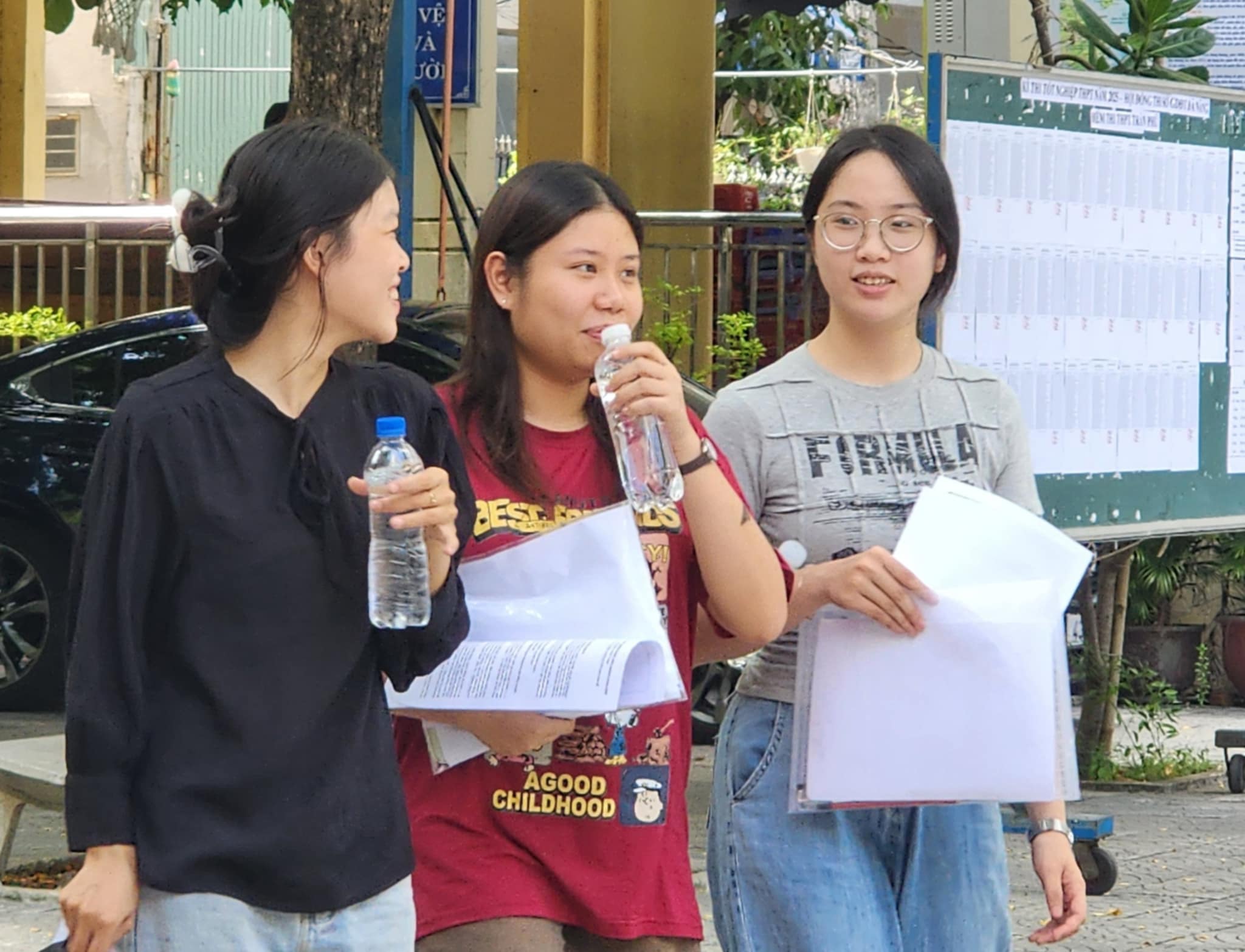 Các thí sinh vui vẻ với chai nước giải nhiệt dưới trời nắng gắt sau buổi thi tốt nghiệp. Các thí sinh vui vẻ với chai nước giải nhiệt dưới trời nắng gắt sau buổi thi tốt nghiệp.