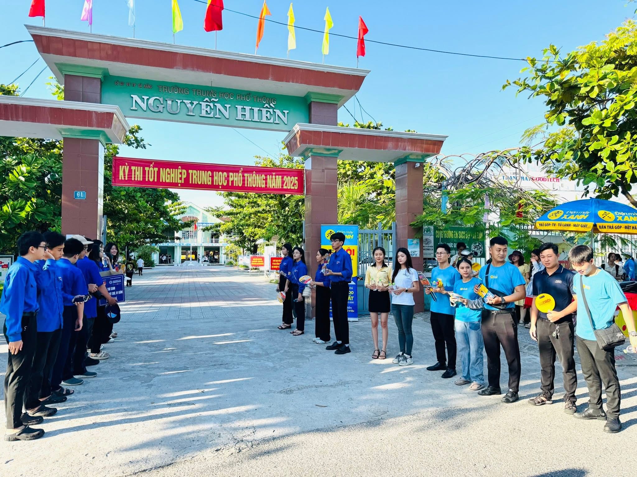 Hơn 700 đoàn viên, sinh viên Đà Nẵng đồng hành cùng sĩ tử "vượt vũ môn" giữa trời nắng gắt- Ảnh 3. Hơn 700 đoàn viên, sinh viên Đà Nẵng đồng hành cùng sĩ tử "vượt vũ môn" giữa trời nắng gắt- Ảnh 3.