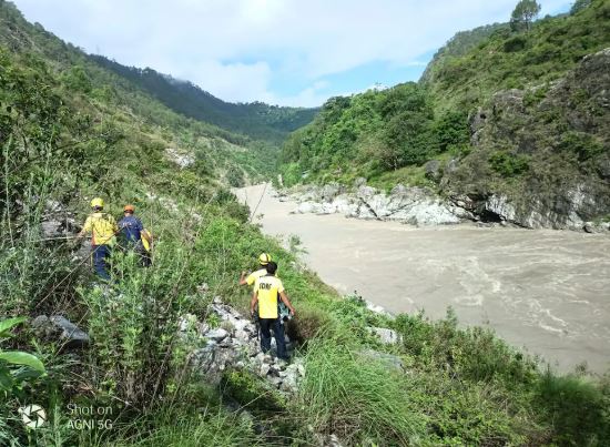 Xe buýt rơi xuống sông, 2 người tử vong, 10 người mất tích- Ảnh 1. Xe buýt rơi xuống sông, 2 người tử vong, 10 người mất tích- Ảnh 1.
