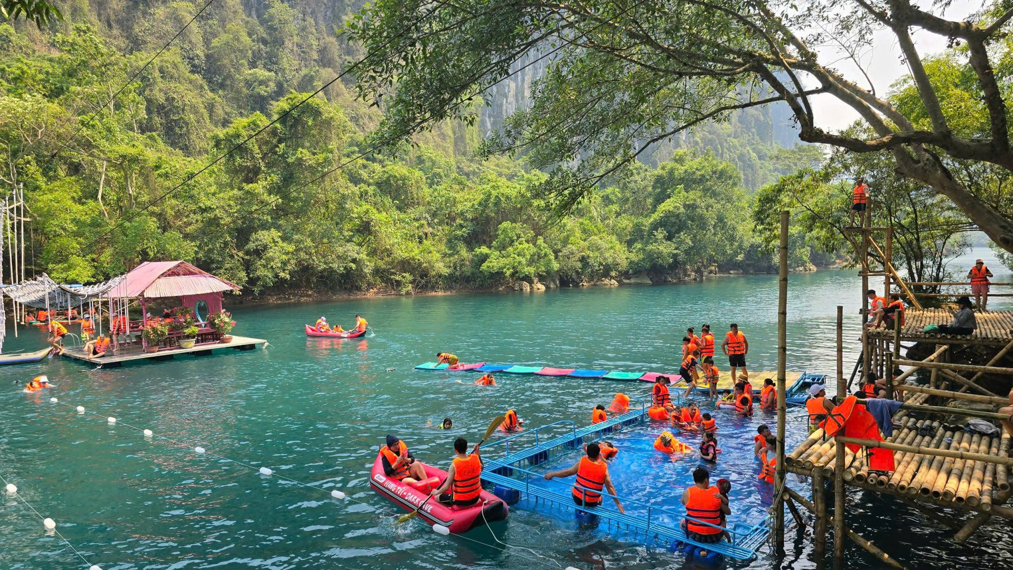 VQG Phong Nha - Kẻ Bàng đón hơn 352.000 lượt khách tham quan trong 6 tháng đầu năm- Ảnh 1. VQG Phong Nha - Kẻ Bàng đón hơn 352.000 lượt khách tham quan trong 6 tháng đầu năm- Ảnh 1.