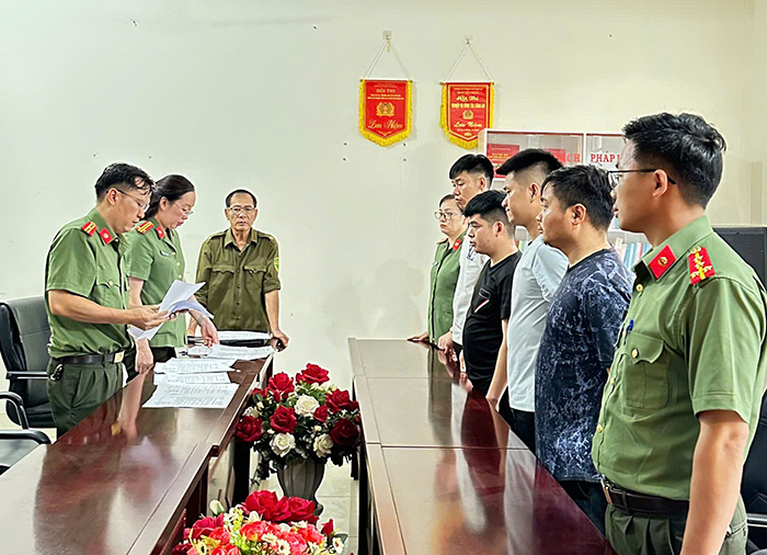 Sơn La: Triệt phá ổ nhóm chế tạo, mua bán trái phép vũ khí quân dụng
- Ảnh 1. Sơn La: Triệt phá ổ nhóm chế tạo, mua bán trái phép vũ khí quân dụng
- Ảnh 1.
