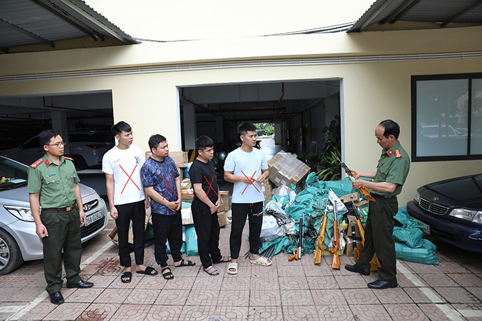 Sơn La: Triệt phá ổ nhóm chế tạo, mua bán trái phép vũ khí quân dụng
- Ảnh 2. Sơn La: Triệt phá ổ nhóm chế tạo, mua bán trái phép vũ khí quân dụng
- Ảnh 2.
