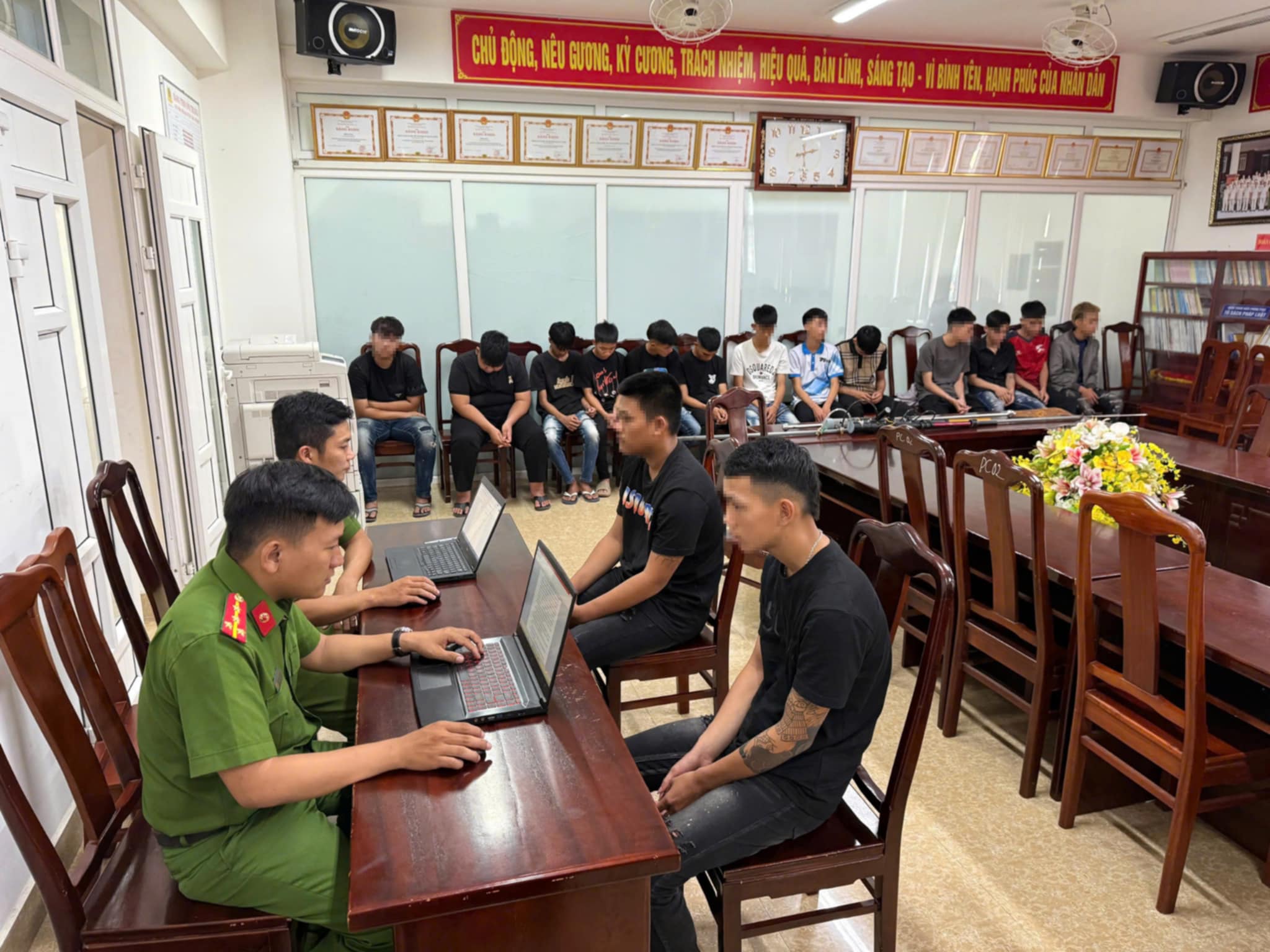 Xử lý nhóm thanh thiếu niên điều khiển mô tô mang theo hung khí để “thể hiện mình”- Ảnh 1. Xử lý nhóm thanh thiếu niên điều khiển mô tô mang theo hung khí để “thể hiện mình”- Ảnh 1.
