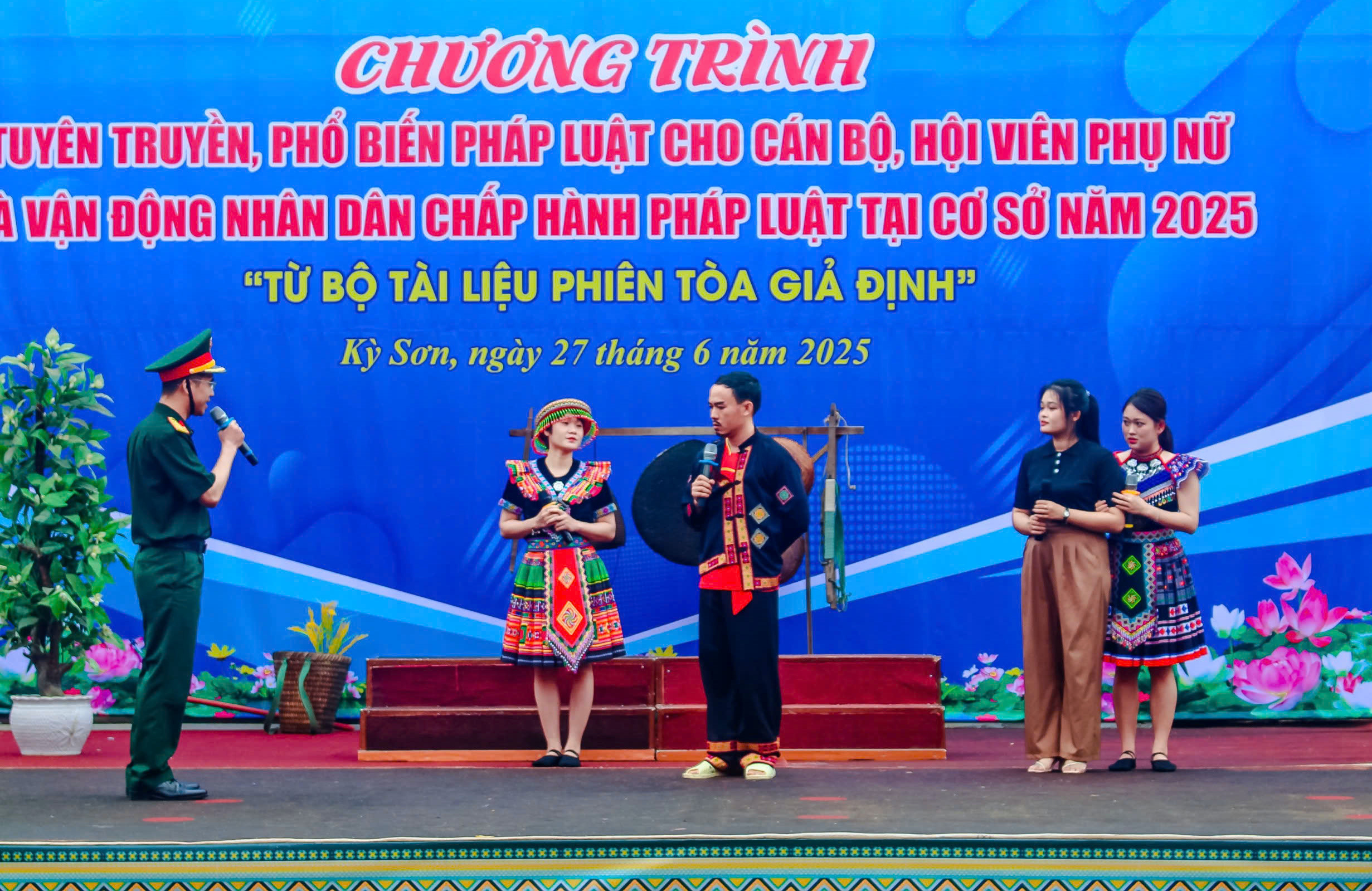 Phiên tòa giả định tuyên truyền pháp luật về ngăn chặn, đẩy lùi bạo lực gia đình- Ảnh 2. Phiên tòa giả định tuyên truyền pháp luật về ngăn chặn, đẩy lùi bạo lực gia đình- Ảnh 2.