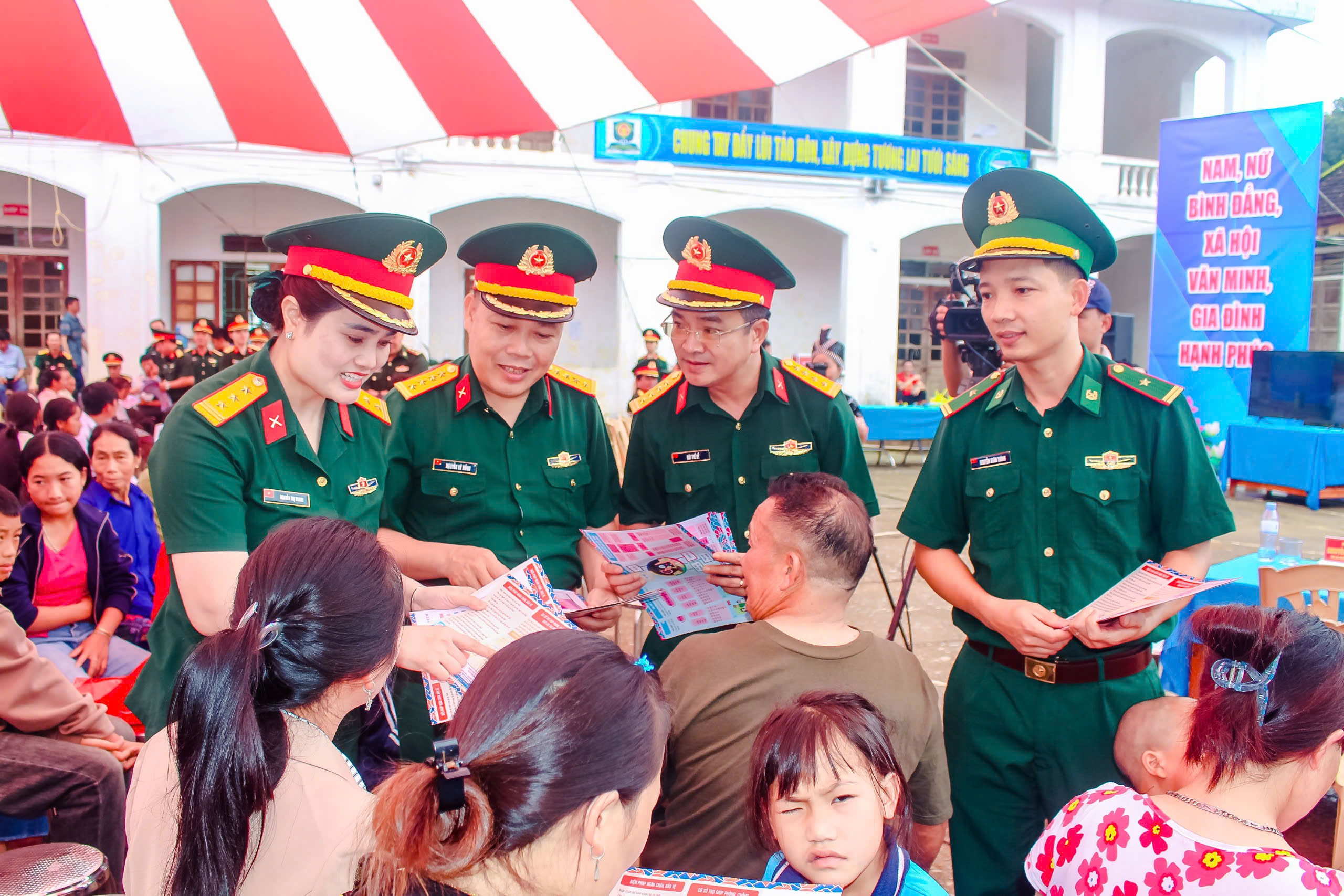 Phiên tòa giả định tuyên truyền pháp luật về ngăn chặn, đẩy lùi bạo lực gia đình- Ảnh 4. Phiên tòa giả định tuyên truyền pháp luật về ngăn chặn, đẩy lùi bạo lực gia đình- Ảnh 4.