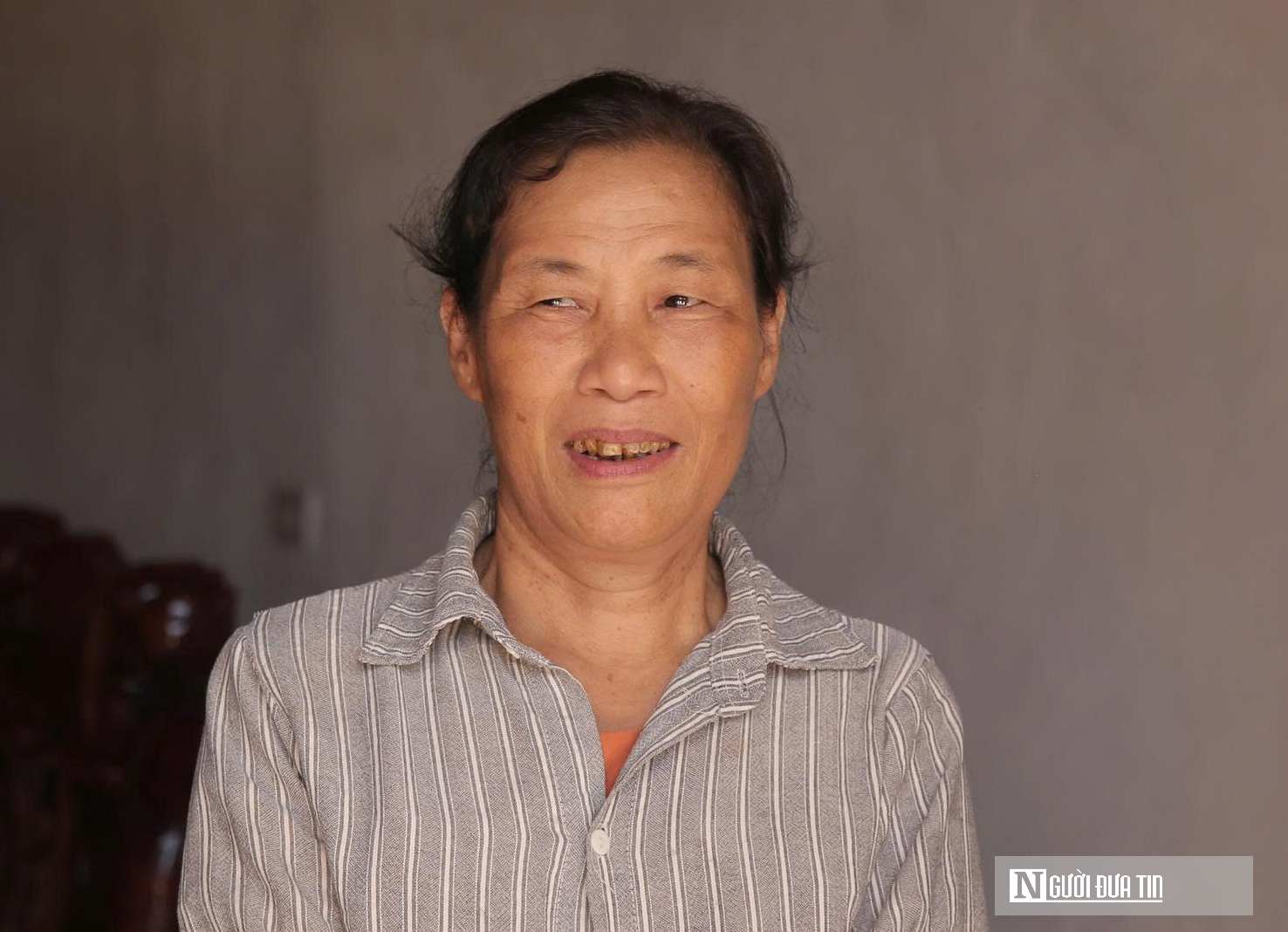 Được xoá nhà tạm, người phụ nữ nghèo ôm con khóc nghẹn- Ảnh 1. Được xoá nhà tạm, người phụ nữ nghèo ôm con khóc nghẹn- Ảnh 1.