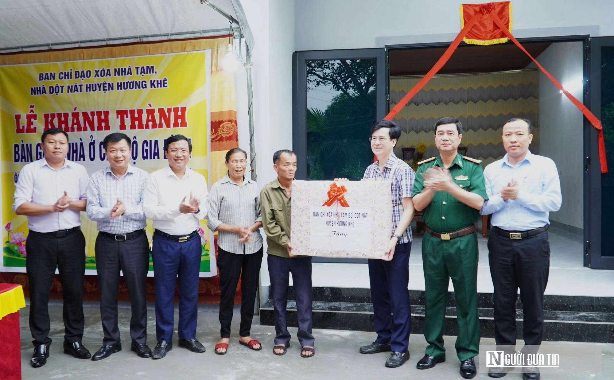 Được xoá nhà tạm, người phụ nữ nghèo ôm con khóc nghẹn- Ảnh 2. Được xoá nhà tạm, người phụ nữ nghèo ôm con khóc nghẹn- Ảnh 2.