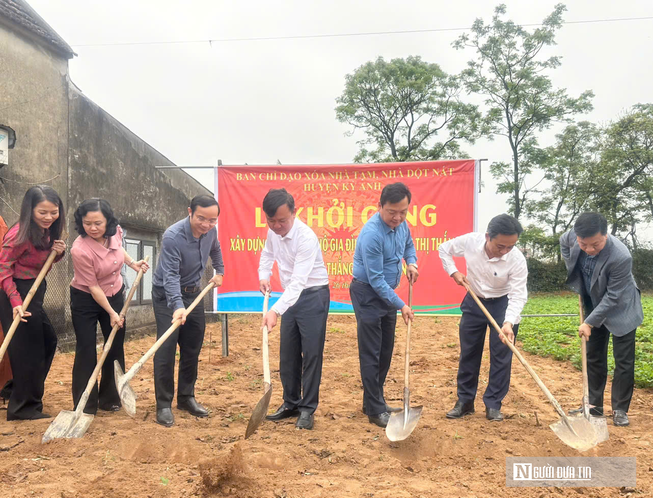 Được xoá nhà tạm, người phụ nữ nghèo ôm con khóc nghẹn- Ảnh 4. Được xoá nhà tạm, người phụ nữ nghèo ôm con khóc nghẹn- Ảnh 4.