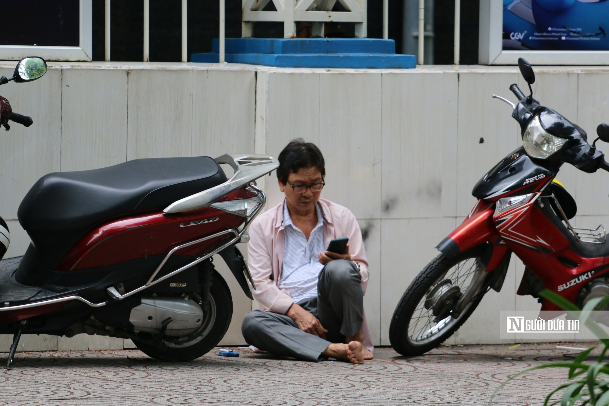 Ngày thi cuối THPT 2025: Cha mẹ lặng lẽ ngóng con sau cánh cổng trường- Ảnh 6. Ngày thi cuối THPT 2025: Cha mẹ lặng lẽ ngóng con sau cánh cổng trường- Ảnh 6.