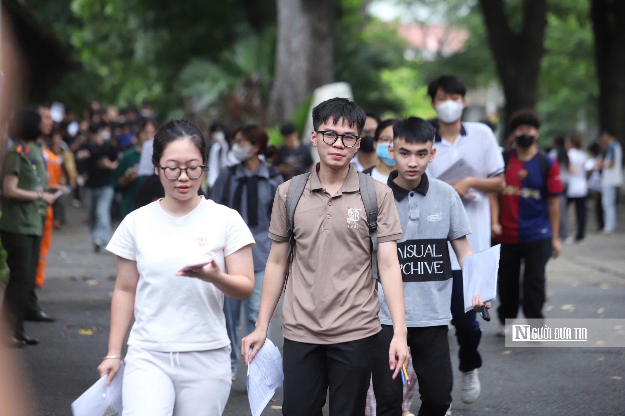 Vượt "vũ môn" lần hai: Nhiều thí sinh tự do hài lòng với bài thi tốt nghiệp tiếng Anh- Ảnh 5. Vượt "vũ môn" lần hai: Nhiều thí sinh tự do hài lòng với bài thi tốt nghiệp tiếng Anh- Ảnh 5.