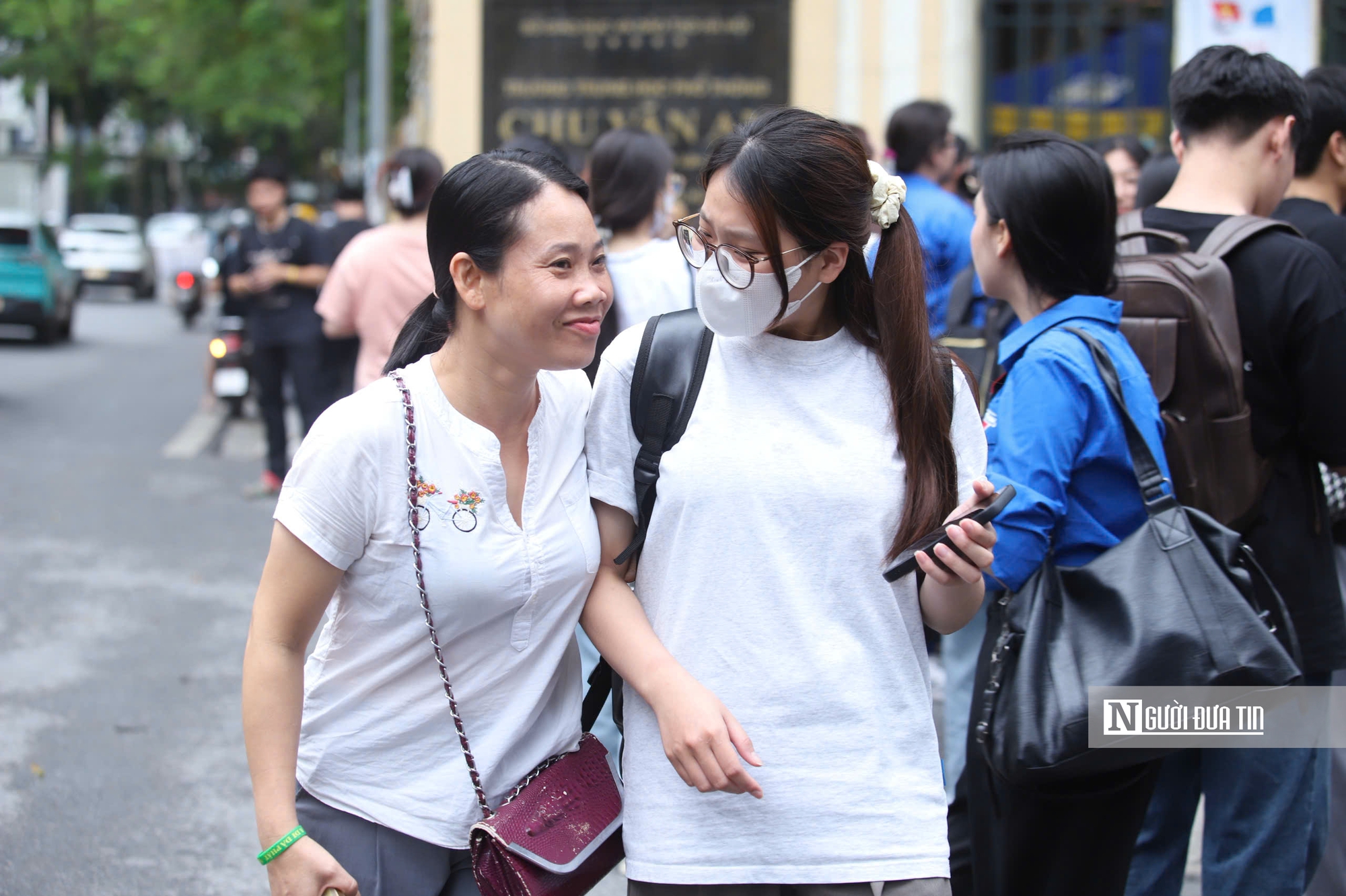 Vượt "vũ môn" lần hai: Nhiều thí sinh tự do hài lòng với bài thi tốt nghiệp tiếng Anh- Ảnh 8. Vượt "vũ môn" lần hai: Nhiều thí sinh tự do hài lòng với bài thi tốt nghiệp tiếng Anh- Ảnh 8.