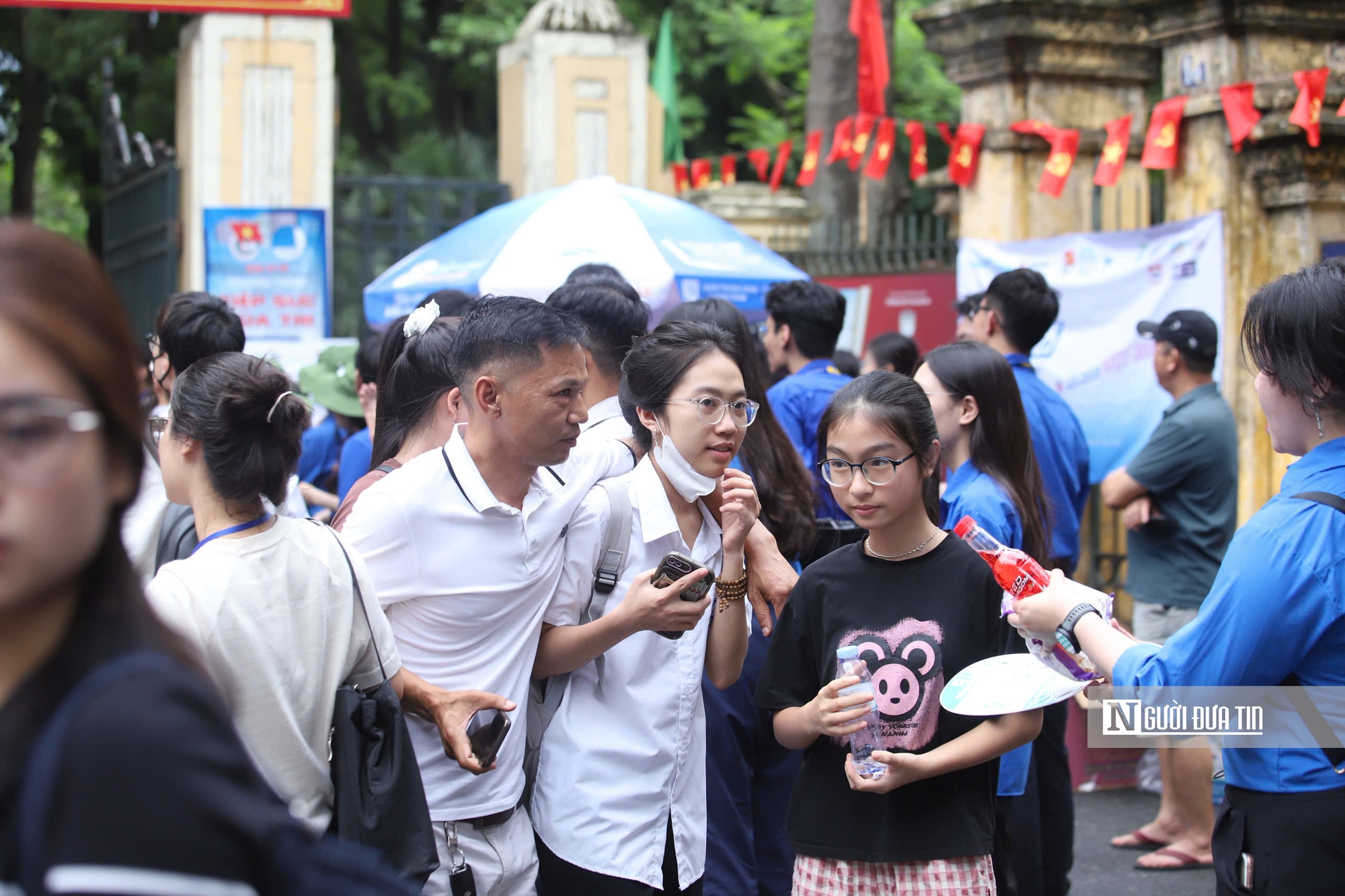 Vượt "vũ môn" lần hai: Nhiều thí sinh tự do hài lòng với bài thi tốt nghiệp tiếng Anh- Ảnh 10. Vượt "vũ môn" lần hai: Nhiều thí sinh tự do hài lòng với bài thi tốt nghiệp tiếng Anh- Ảnh 10.