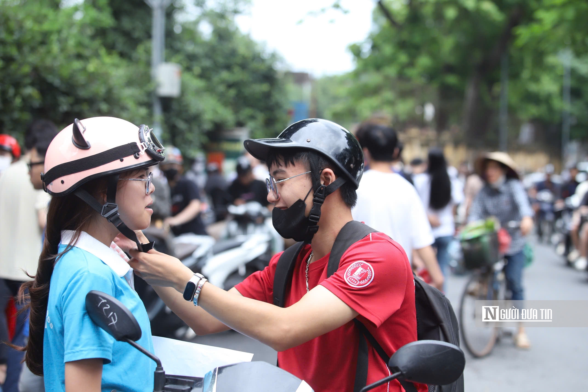 Vượt "vũ môn" lần hai: Nhiều thí sinh tự do hài lòng với bài thi tốt nghiệp tiếng Anh- Ảnh 11. Vượt "vũ môn" lần hai: Nhiều thí sinh tự do hài lòng với bài thi tốt nghiệp tiếng Anh- Ảnh 11.