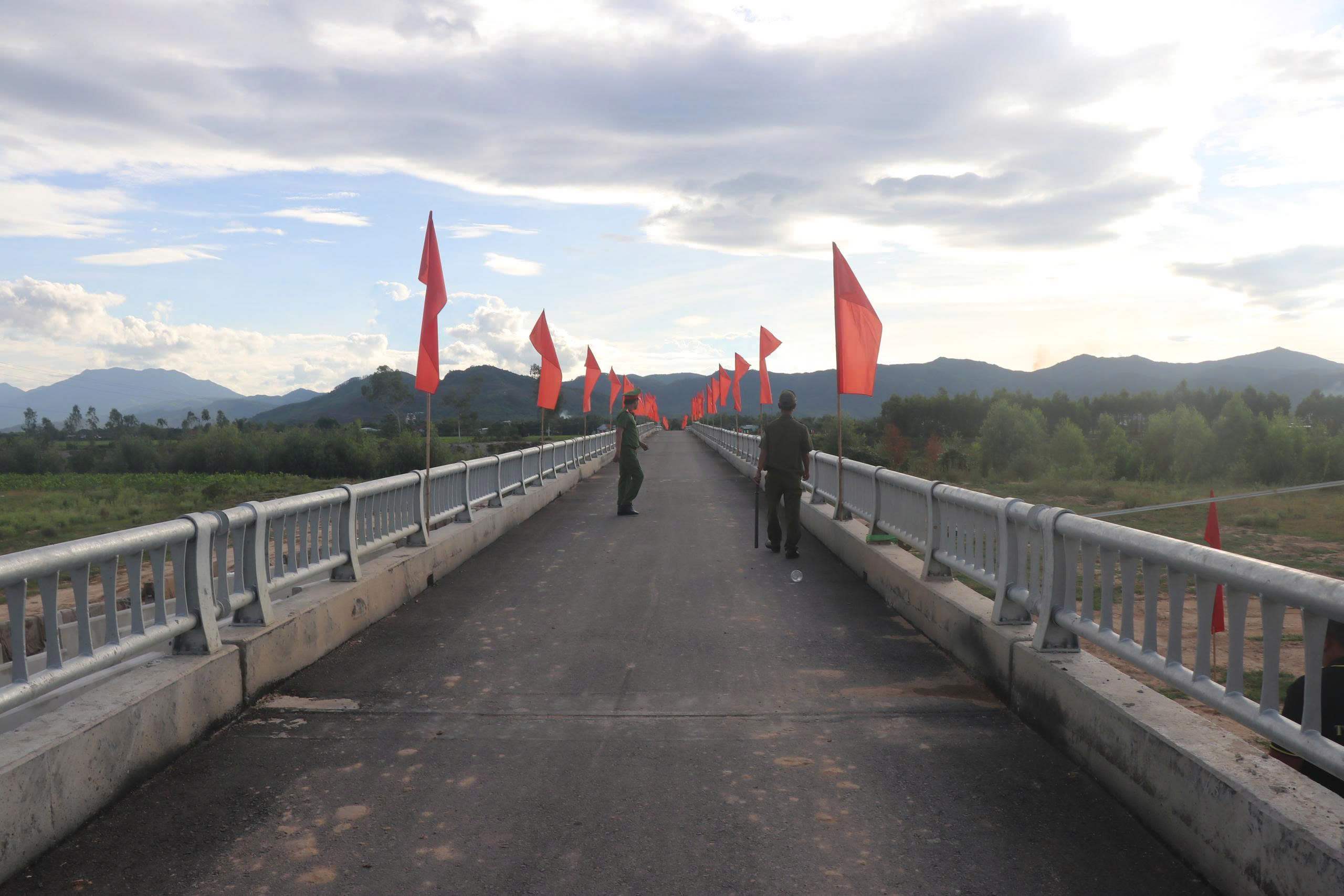 Bình Định: Đưa vào sử dụng cầu Hóc Công, 200 hộ dân ở Tuy Phước không còn nỗi lo chia cắt mùa mưa lũ- Ảnh 4. Bình Định: Đưa vào sử dụng cầu Hóc Công, 200 hộ dân ở Tuy Phước không còn nỗi lo chia cắt mùa mưa lũ- Ảnh 4.