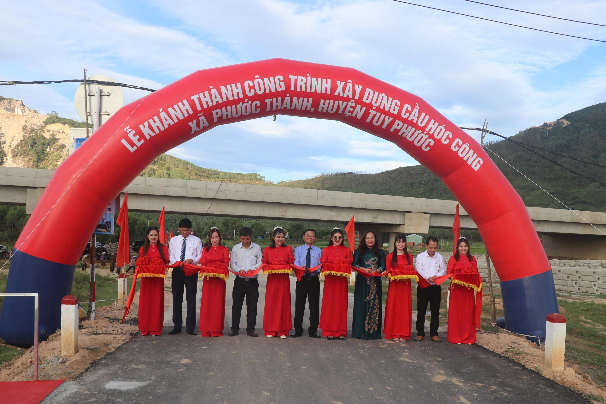 Bình Định: Đưa vào sử dụng cầu Hóc Công, 200 hộ dân ở Tuy Phước không còn nỗi lo chia cắt mùa mưa lũ- Ảnh 1. Bình Định: Đưa vào sử dụng cầu Hóc Công, 200 hộ dân ở Tuy Phước không còn nỗi lo chia cắt mùa mưa lũ- Ảnh 1.