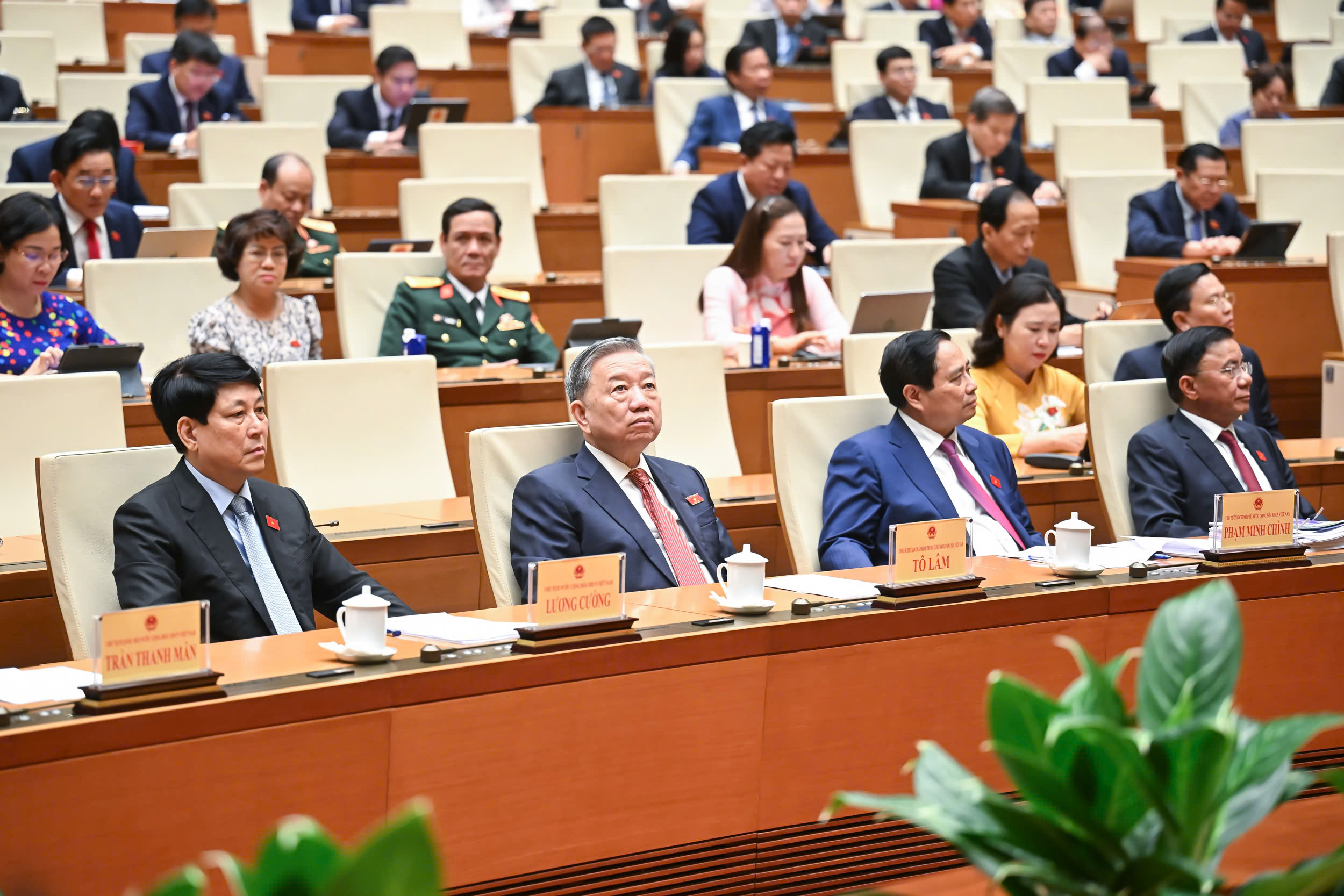 Thông qua Nghị quyết chất vấn, Quốc hội giao nhiều nhiệm vụ cụ thể- Ảnh 1. Thông qua Nghị quyết chất vấn, Quốc hội giao nhiều nhiệm vụ cụ thể- Ảnh 1.
