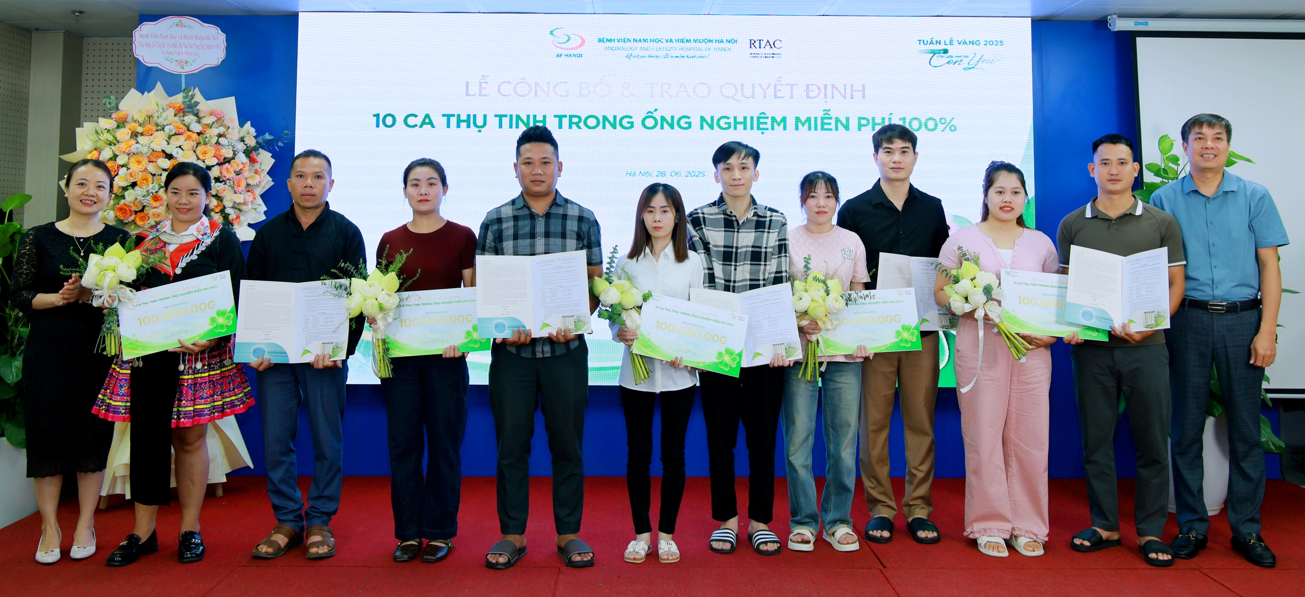 Người mẹ nghẹn ngào ngay trên sân khấu, lý do phía sau khiến ai cũng rơi lệ- Ảnh 3. Người mẹ nghẹn ngào ngay trên sân khấu, lý do phía sau khiến ai cũng rơi lệ- Ảnh 3.