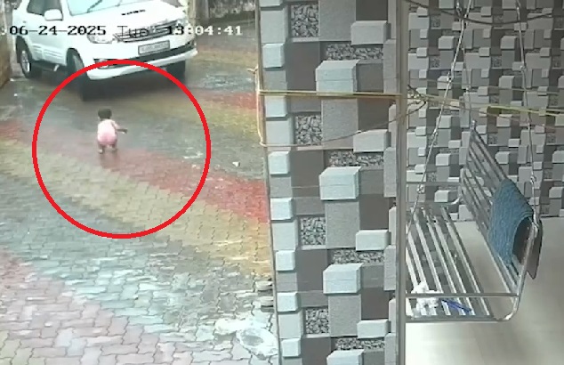 Người phụ nữ la hét khi thấy bé trai bị cuốn vào gầm ô tô và cái kết- Ảnh 1. Người phụ nữ la hét khi thấy bé trai bị cuốn vào gầm ô tô và cái kết- Ảnh 1.