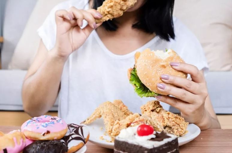Cô gái 21 tuổi suýt vỡ dạ dày vì ăn cùng lúc 4kg thực phẩm- Ảnh 1. Cô gái 21 tuổi suýt vỡ dạ dày vì ăn cùng lúc 4kg thực phẩm- Ảnh 1.