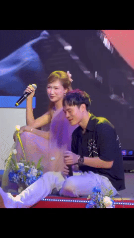 Ca sĩ Hòa Minzy cùng cầu thủ Văn Toàn tái xuất khiến dân tình "đứng ngồi không yên"- Ảnh 1. Ca sĩ Hòa Minzy cùng cầu thủ Văn Toàn tái xuất khiến dân tình "đứng ngồi không yên"- Ảnh 1.