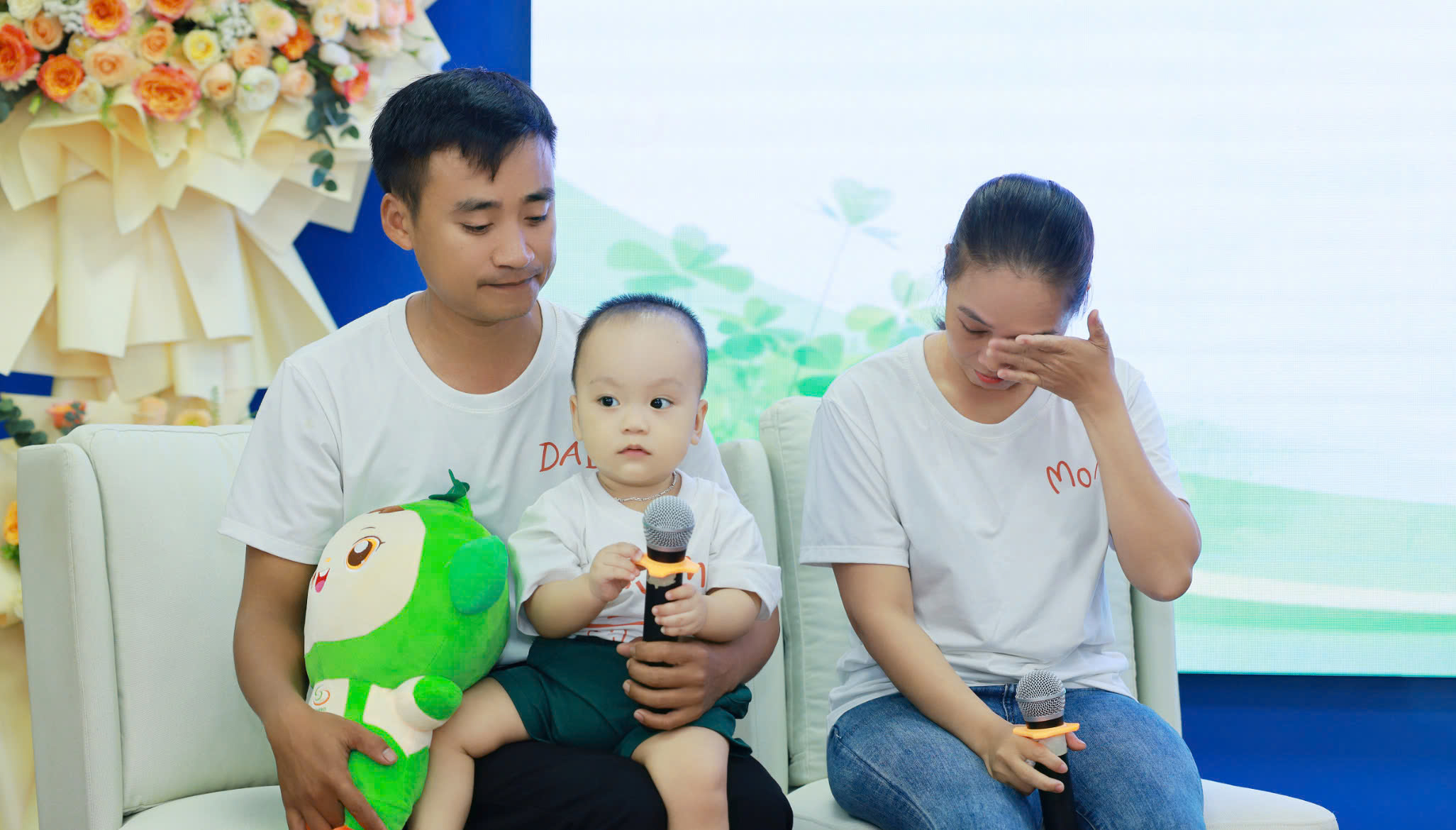 Người mẹ nghẹn ngào ngay trên sân khấu, lý do phía sau khiến ai cũng rơi lệ- Ảnh 1. Người mẹ nghẹn ngào ngay trên sân khấu, lý do phía sau khiến ai cũng rơi lệ- Ảnh 1.