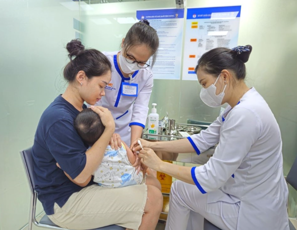 Tiêm miễn phí cho người đến vùng dịch, điểm mới trong chính sách tiêm chủng- Ảnh 1. Tiêm miễn phí cho người đến vùng dịch, điểm mới trong chính sách tiêm chủng- Ảnh 1.