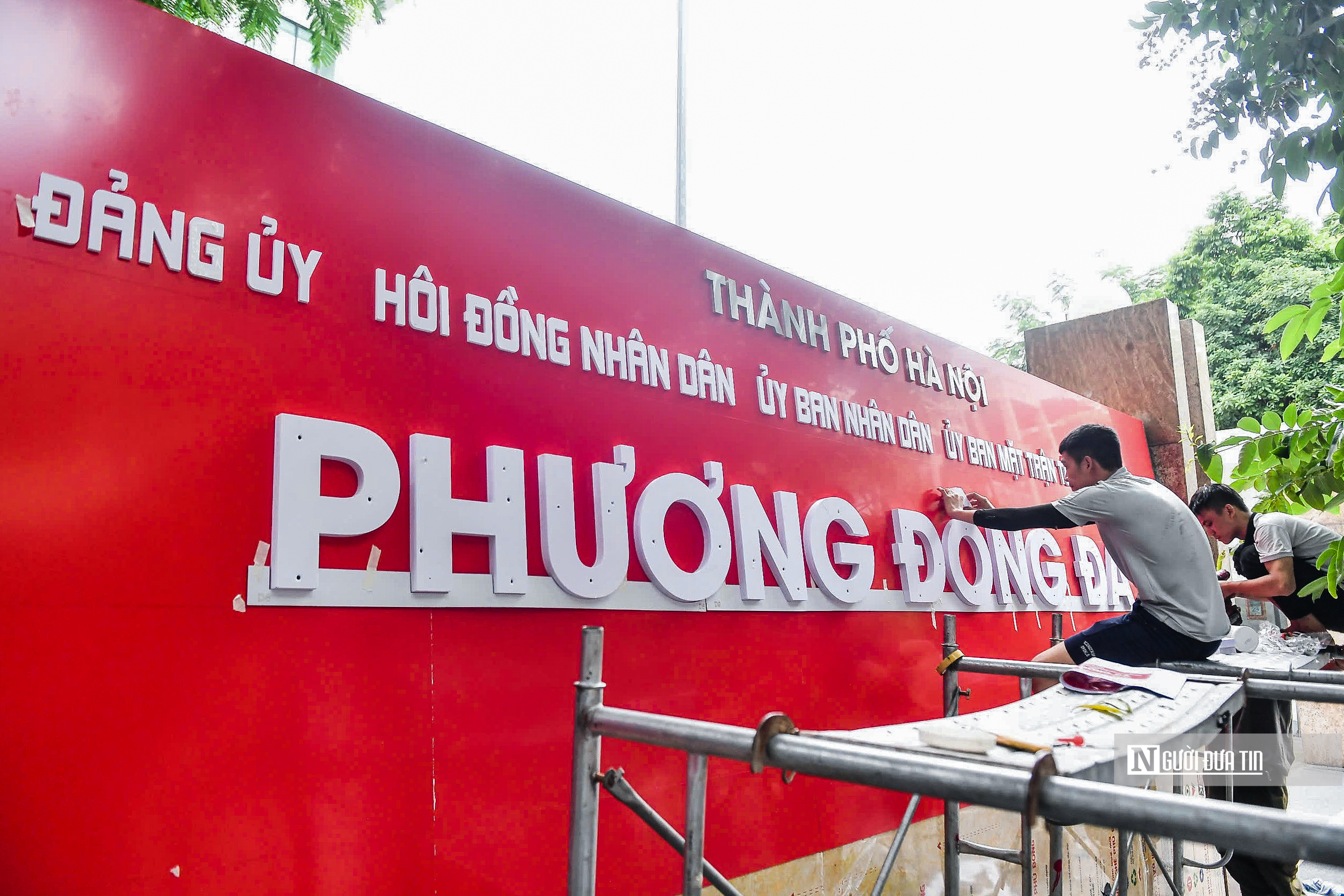 Đồng loạt thay biển trụ sở 126 xã, phường mới ở Hà Nội- Ảnh 2. Đồng loạt thay biển trụ sở 126 xã, phường mới ở Hà Nội- Ảnh 2.