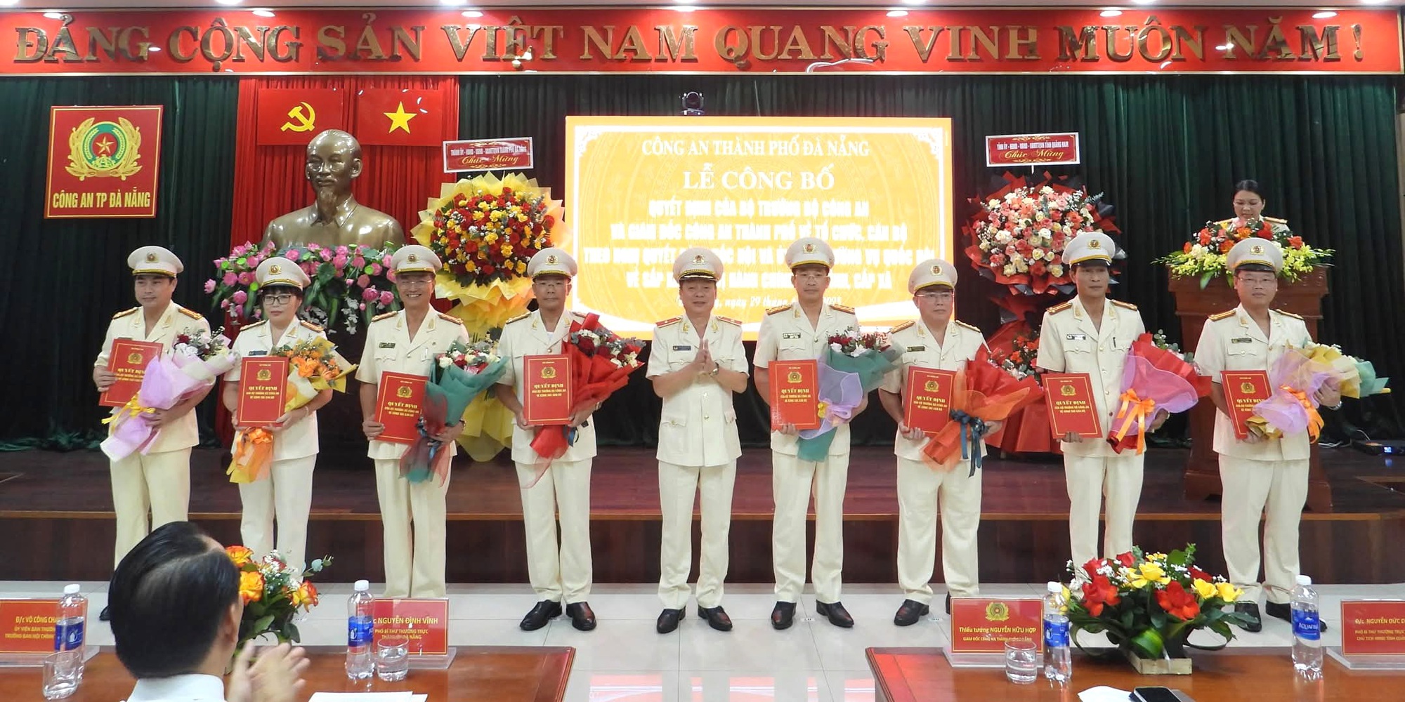 Công bố nhân sự Công an Đà Nẵng sau sáp nhập- Ảnh 2. Công bố nhân sự Công an Đà Nẵng sau sáp nhập- Ảnh 2.