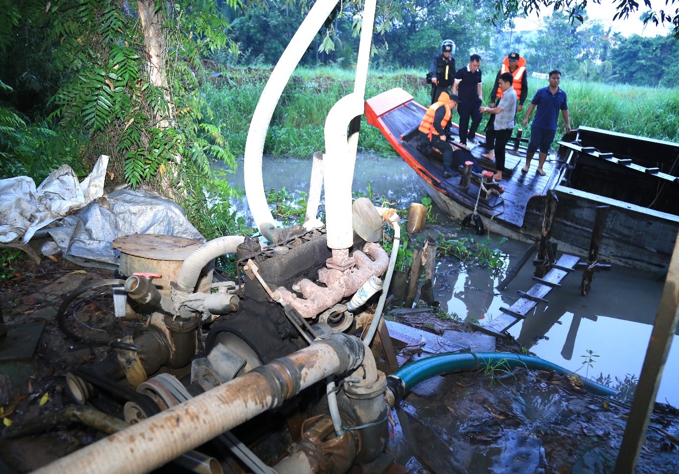 Triệt phá đường dây khai thác cát trái phép trên sông Đồng Nai- Ảnh 3. Triệt phá đường dây khai thác cát trái phép trên sông Đồng Nai- Ảnh 3.