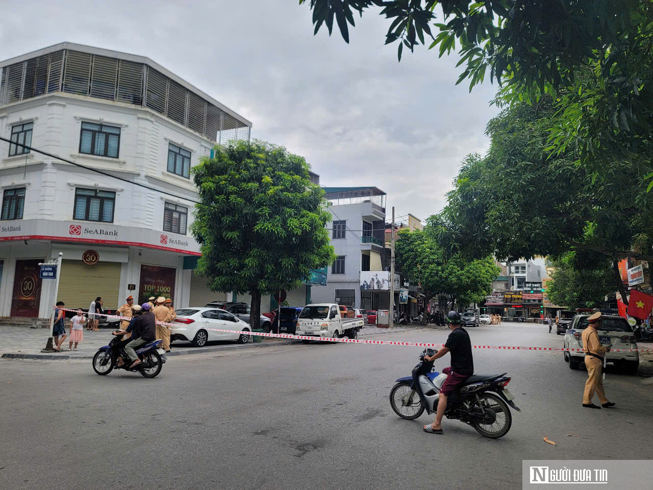 Cảnh sát phong tỏa đường, đồng loạt khám xét nhiều căn nhà ở Thanh Hóa- Ảnh 1. Cảnh sát phong tỏa đường, đồng loạt khám xét nhiều căn nhà ở Thanh Hóa- Ảnh 1.