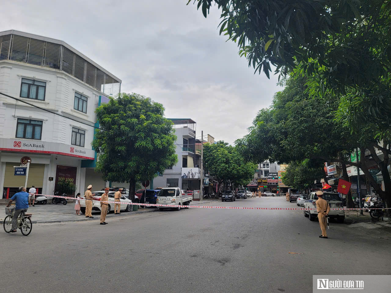 Cảnh sát phong tỏa đường, đồng loạt khám xét nhiều căn nhà ở Thanh Hóa- Ảnh 3. Cảnh sát phong tỏa đường, đồng loạt khám xét nhiều căn nhà ở Thanh Hóa- Ảnh 3.