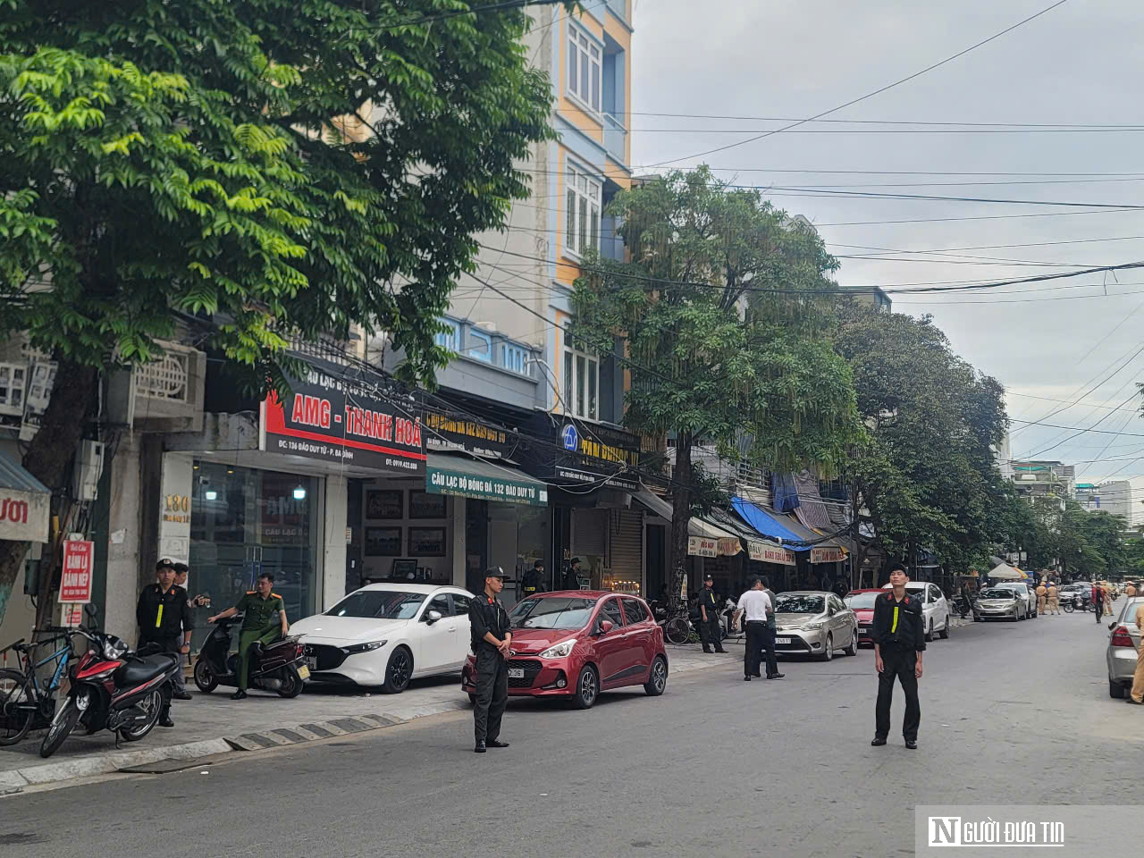 Cảnh sát phong tỏa đường, đồng loạt khám xét nhiều căn nhà ở Thanh Hóa- Ảnh 6. Cảnh sát phong tỏa đường, đồng loạt khám xét nhiều căn nhà ở Thanh Hóa- Ảnh 6.