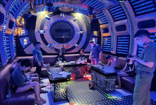 Khởi tố chủ quán, nhân viên và nhóm ‘bay lắc’ trong quán karaoke- Ảnh 1. Khởi tố chủ quán, nhân viên và nhóm ‘bay lắc’ trong quán karaoke- Ảnh 1.