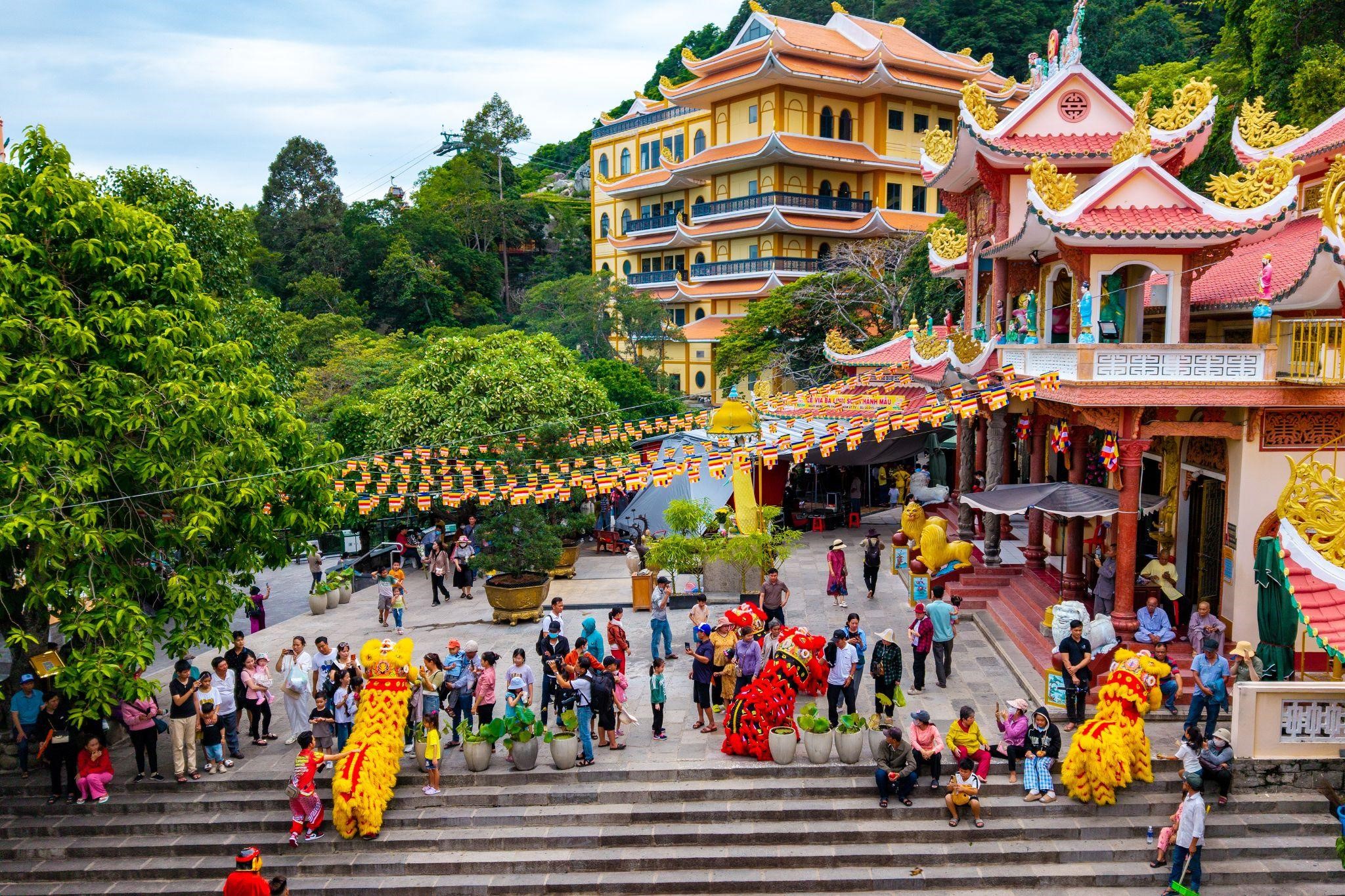 Tháng 6, núi Bà Đen tấp nập du khách đi Lễ vía Bà và tham dự chợ lá- Ảnh 1. Tháng 6, núi Bà Đen tấp nập du khách đi Lễ vía Bà và tham dự chợ lá- Ảnh 1.